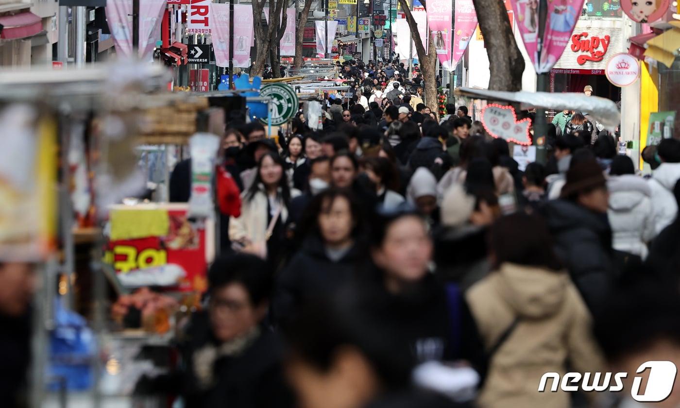 서울 중구 명동거리가 시민들과 외국인 관광객들로 북적이고 있다. 2024.2.4/뉴스1 ⓒ News1 김진환 기자