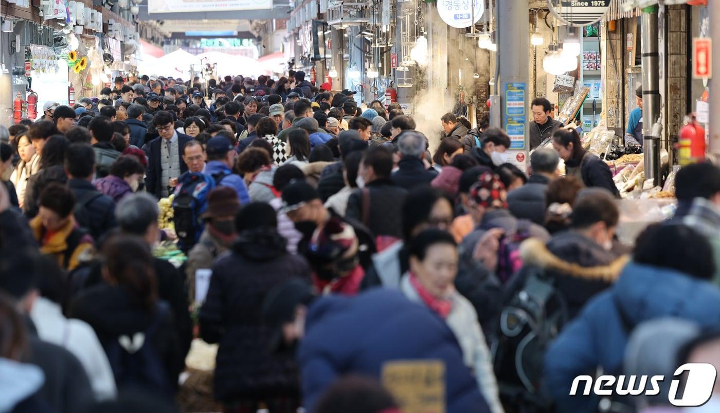 서울 동대문구 경동시장에 장을 보러 나온 시민들로 북적이고 있다. /뉴스1 ⓒ News1 박지혜 기자