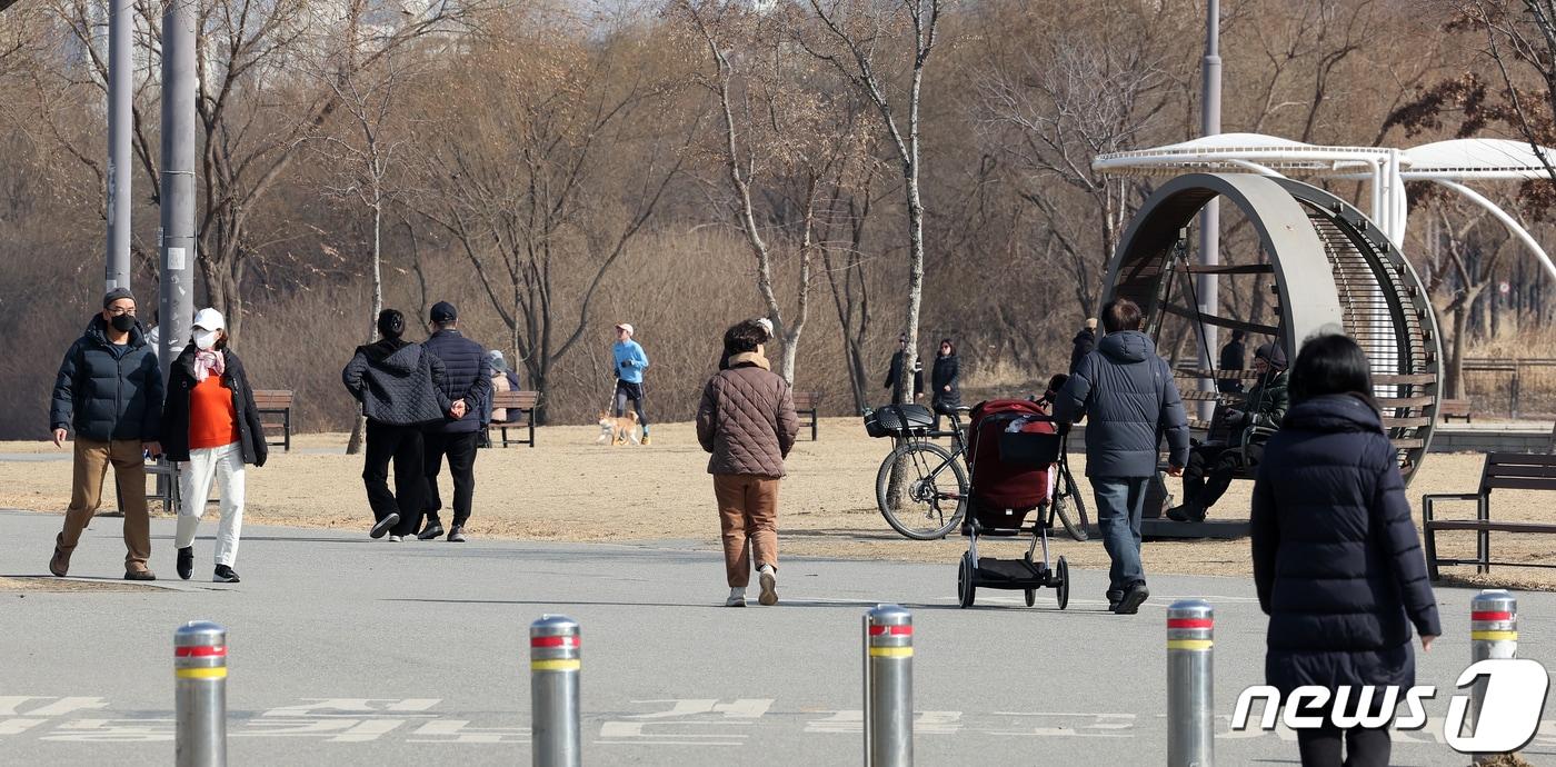 서울 반포 한강공원에서 시민들이 산책을 하고 있다. ⓒ News1 김진환 기자