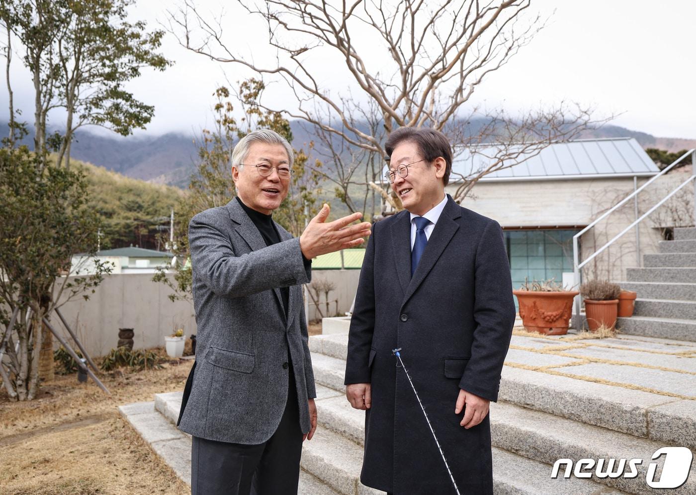 이재명 더불어민주당 대표가 4일 오후 경남 양산시 하북면 평산마을을 찾아 문재인 전 대통령을 예방하고 있다. &#40;더불어민주당 제공&#41; 2024.2.4/뉴스1