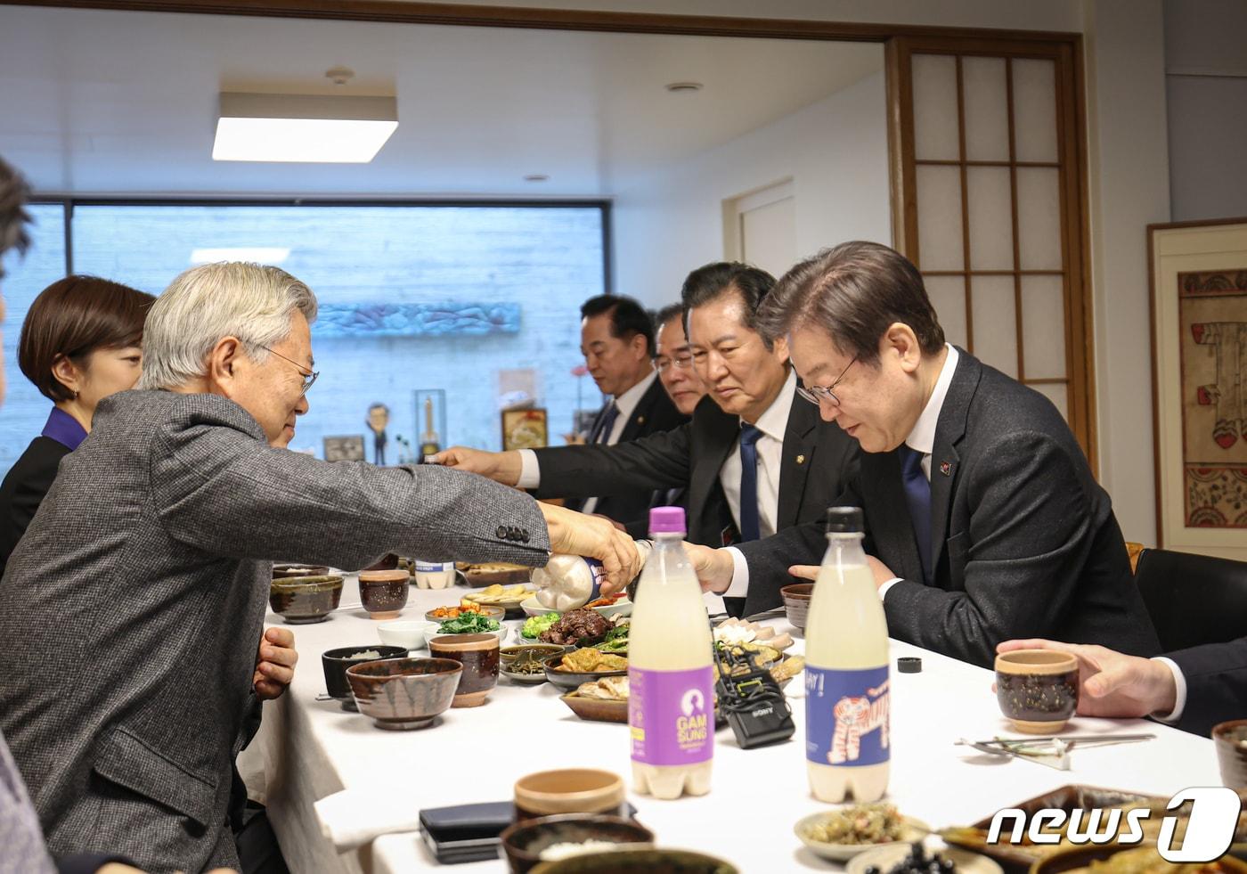 이재명 더불어민주당 대표가 지난 2월 4일 오후 경남 양산시 하북면 평산마을 문재인 전 대통령 사저를 찾아 경상도식 추어탕과 막걸리로 오찬을 함께하고 있다. &#40;더불어민주당 제공&#41; 2024.2.4/뉴스1