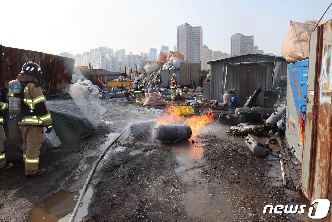 4일 오전 10시44분쯤 인천시 논현동 소재 고물상에서 액화석유가스&#40;LPG&#41;통이 터지면서 불이 났다.&#40;인천공단소방서 제공&#41; ⓒ News1 박소영 기자