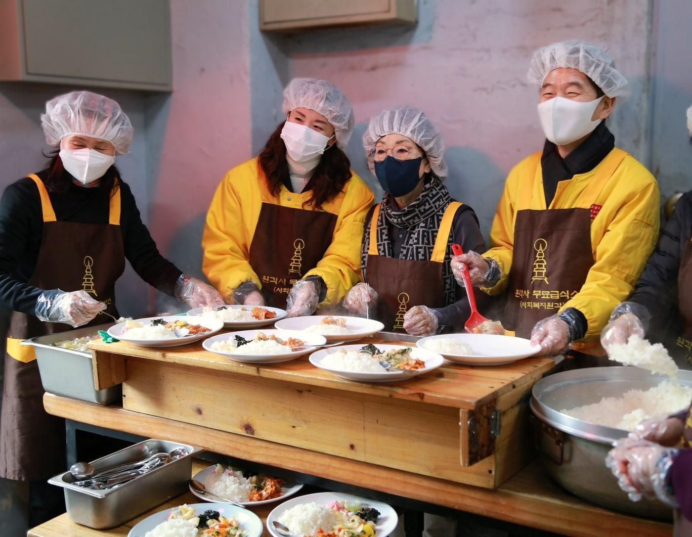 아성다이소 임직원들이 지난 31일 저소득 노인과 노숙인들을 대상으로 제공하는 무료점심을 배식하고 있다&#40;아성다이소 제공&#41;/