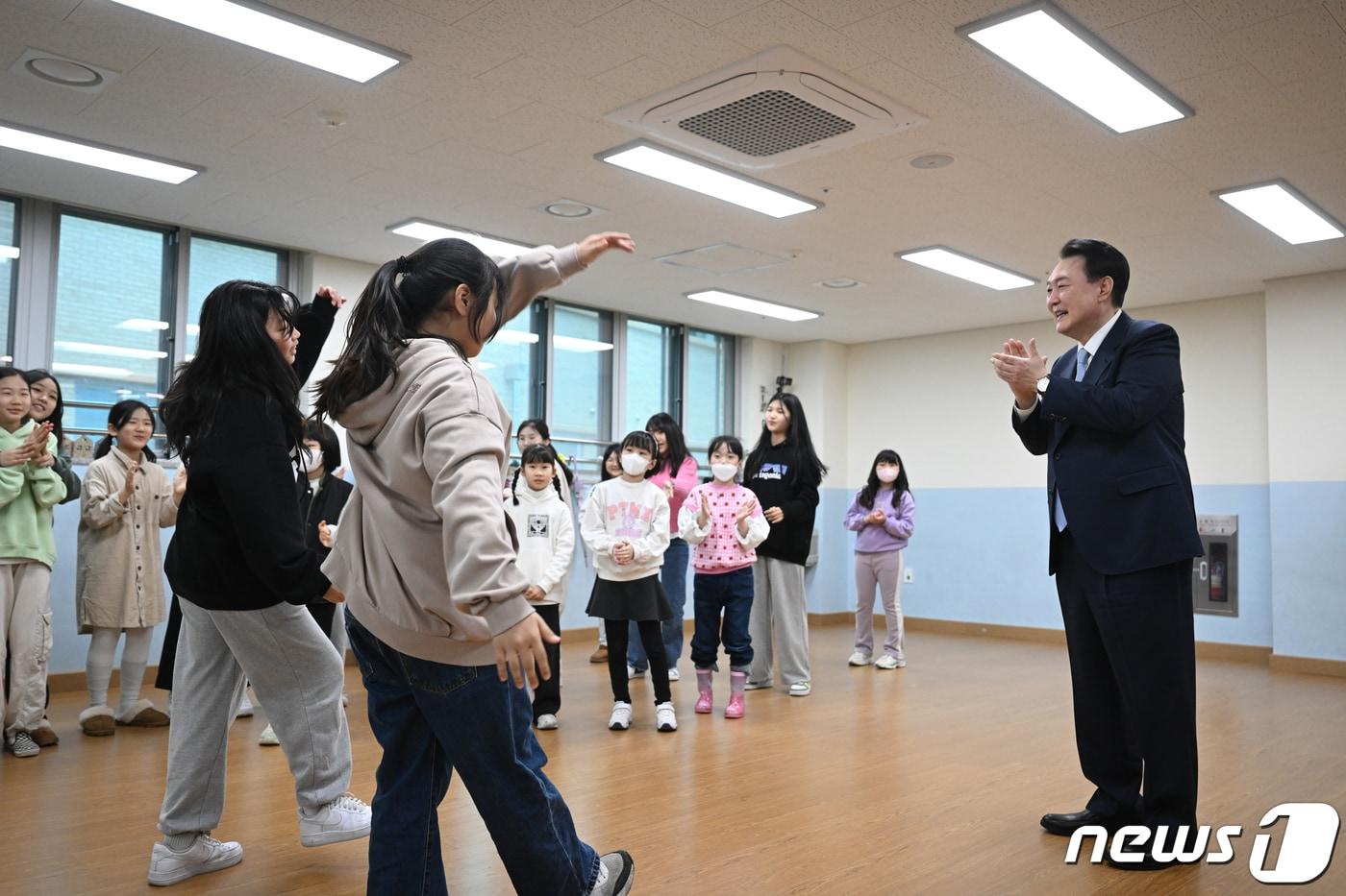 윤석열 대통령이 지난 2월5일 경기 하남 신우초등학교에서 &#39;따뜻한 돌봄과 교육이 있는 늘봄학교&#39;를 주제로 열린 아홉 번째 국민과 함께하는 민생토론회에 앞서 늘봄학교 프로그램을 참관하고 있다 . &#40;대통령실 제공&#41; 2024.2.5/뉴스1 ⓒ News1 오대일 기자