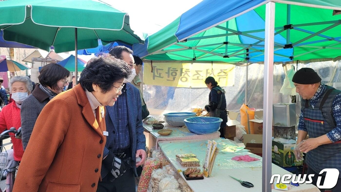 김경희 이천시장이 4일 장호원전통시장에서 한 상인으로부터 애로사항을 듣고 있는 모습.&#40;이천시 제공&#41;