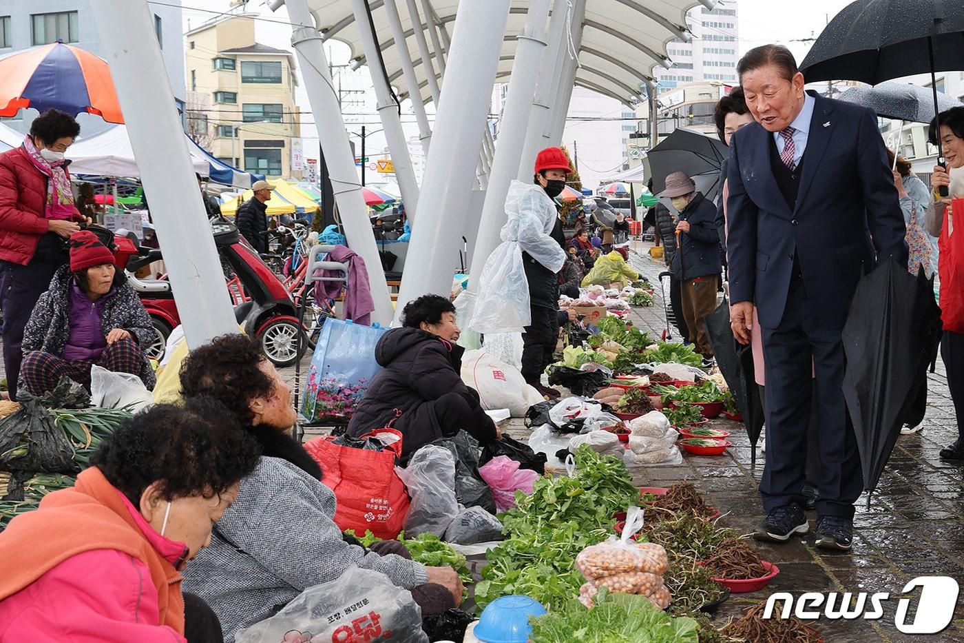 조근제 함안군수&#40;오른쪽&#41;가 5일 가야전통시장을 찾아 체감경기와 물가변동 상황 등을 점검하고 있다.&#40;함안군 제공&#41;