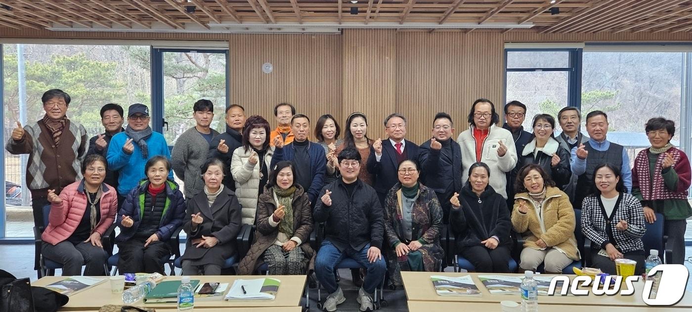 정읍시농업기술센터는 ‘농촌체험형 워케이션 성지 정읍만들기’ 기초교육과정 수료식을 열고 34명에게 수료증을 수여했다. 