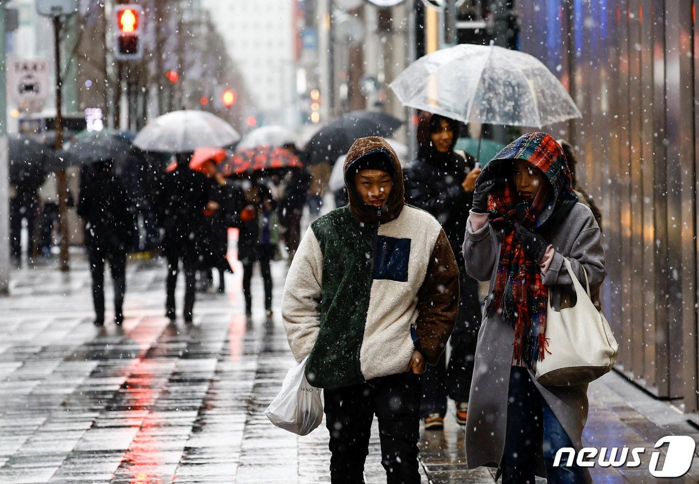 5일 일본 도쿄도 긴자 거리에 눈이 내리고 있다. 2024.2.5 ⓒ 로이터=뉴스1 ⓒ News1 강민경 기자