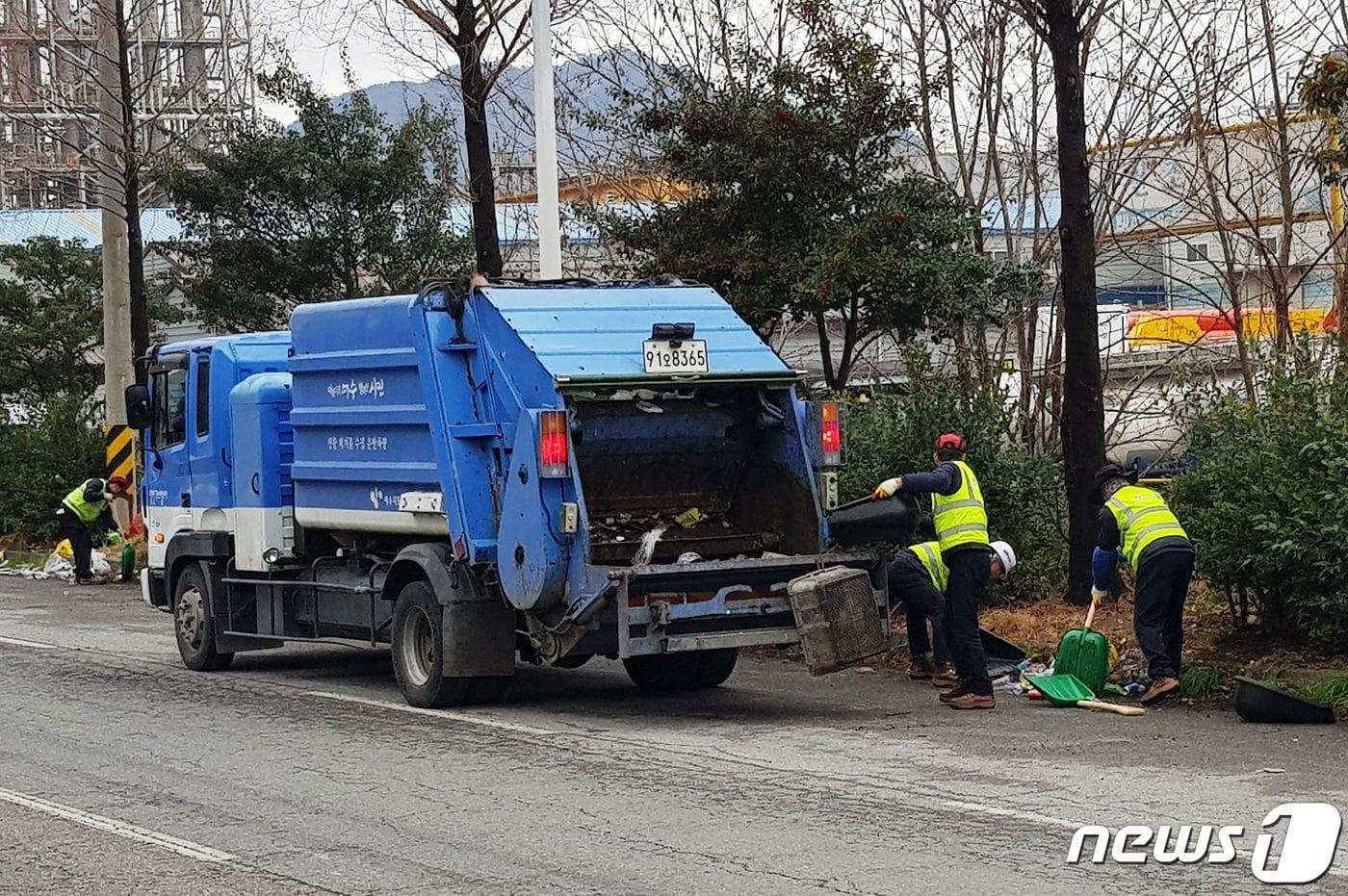 환경미화원들이 생활폐기물을 수거하는 모습.&#40;전남도 제공&#41;/뉴스1 ⓒ News1 박준배 기자