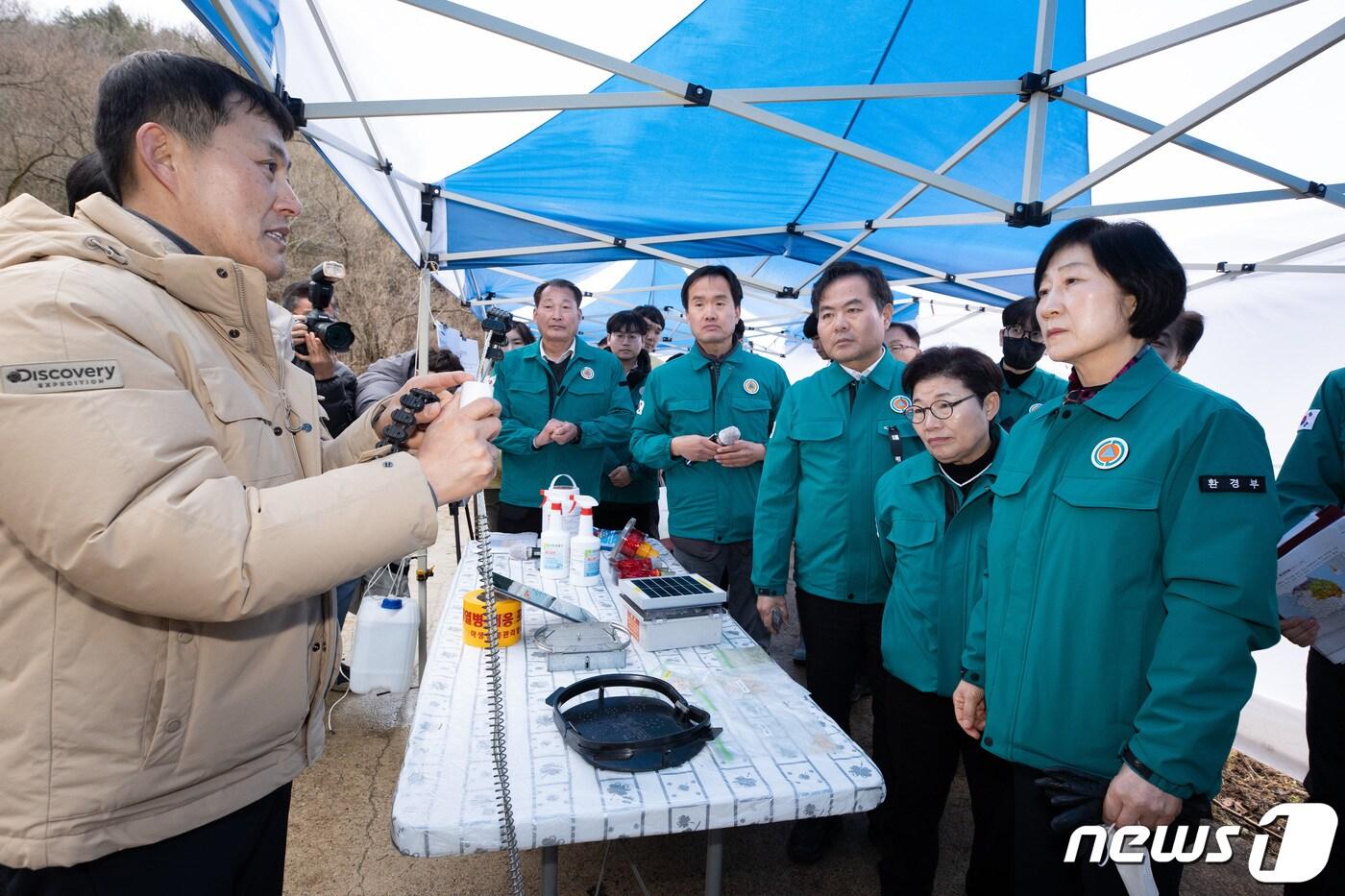 한화진 환경부 장관이 5일 경북 상주시 야생멧돼지 아프리카돼지열병&#40;ASF&#41; 발생지역 일대를 방문, 대응 상황을 점검하고 있다. &#40;환경부 제공&#41; 2024.2.5/뉴스1