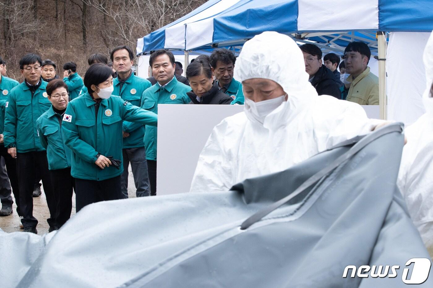 한화진 환경부 장관이 경북 상주시 야생멧돼지 아프리카돼지열병&#40;ASF&#41; 발생지역 일대를 방문, 야생멧돼지 폐사체 방역 상황을 점검하고 있다. &#40;환경부 제공&#41; 2024.2.5/뉴스1