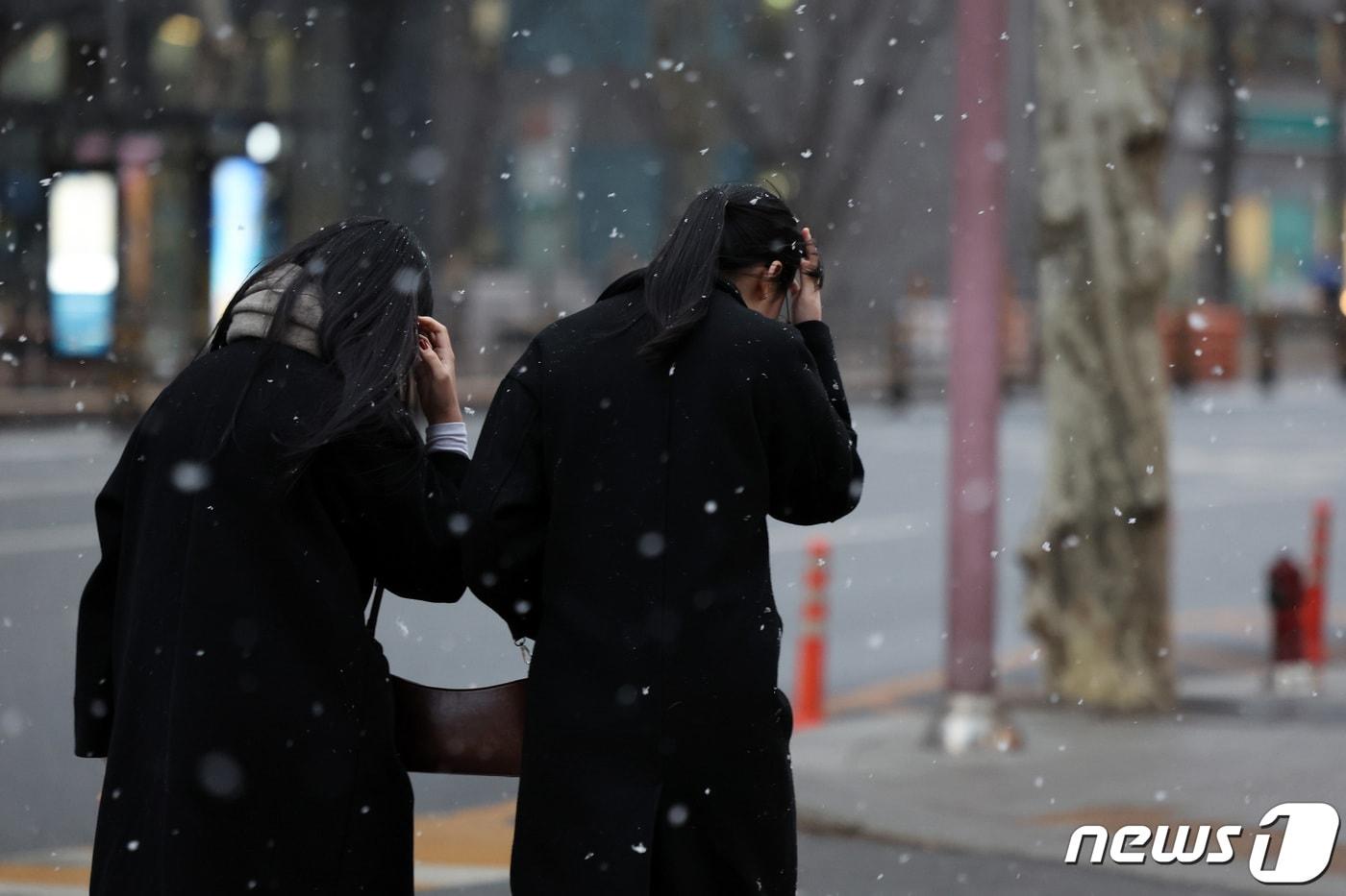 퇴근길 무렵 수도권을 비롯한 중부지역에 눈이 내린 지난 2월5일 오후 서울 종로구 종각역 인근에서 시민들이 발걸음을 재촉하고 있다. &#40;사진과 기사내용은 관련 없음&#41; 2024.2.5/뉴스1 ⓒ News1 이동해 기자