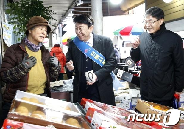 우범기 전북 전주시장이 5일 오후 모래내시장을 찾아 각종 제수용 식품 등을 구매하고 상인들을 격려했다.&#40;전주시 제공&#41;/뉴스1