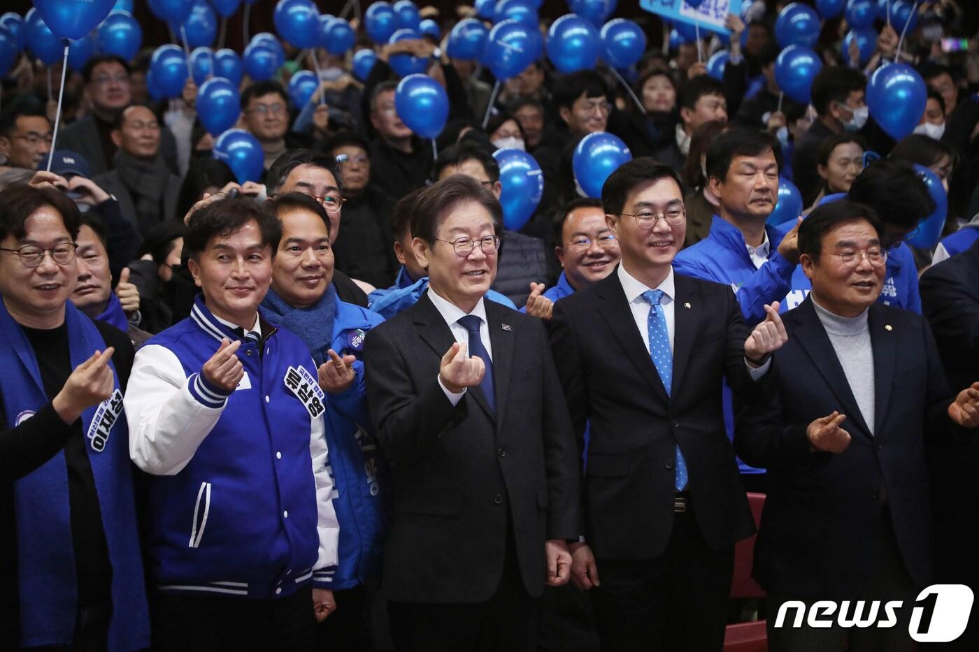 이재명 대표가 5일 오후 광주 서구 김대중컨벤션센터에서 열린 더불어민주당 광주·전남 &#39;사람과미래&#39; 콘서트에서 참석자들과 총선 승리를 다짐하며 기념사진을 찍고 있다. 2024.2.5/뉴스1 ⓒ News1 박지현 기자