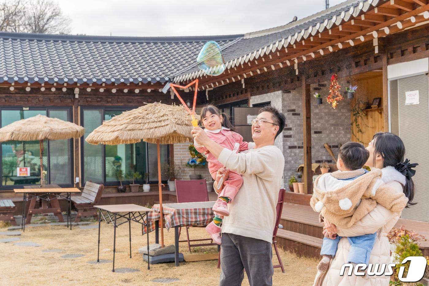 홍성군 농촌체험 프로그램에 참여하는 가족단위 관광객. &#40;홍성군 제공&#41; /뉴스1