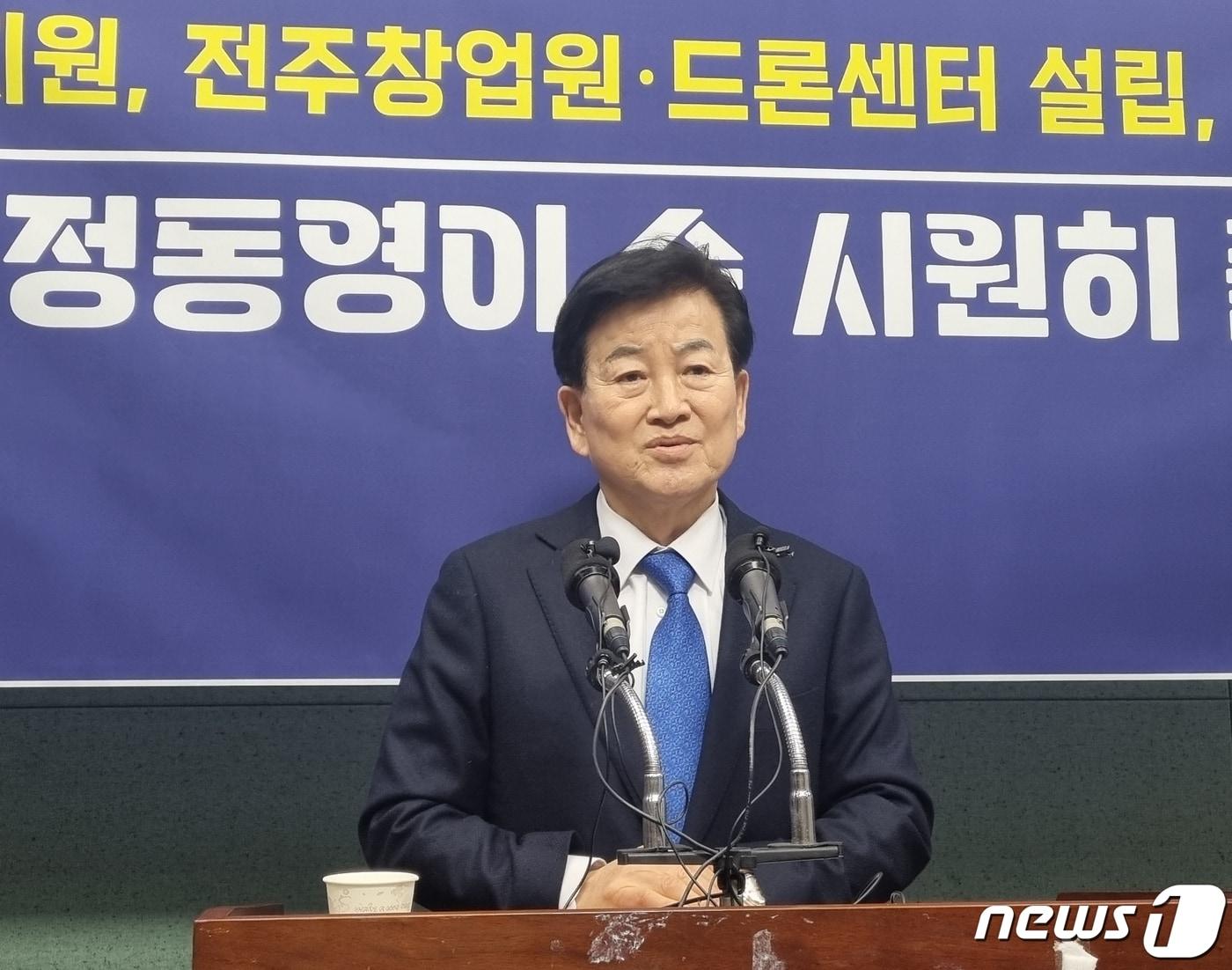 6일 정동영 전북 전주병 더불어민주당 예비후보가 전북도의회 브리핑룸에서 기자회견을 갖고 있다.2024.2.6/뉴스1