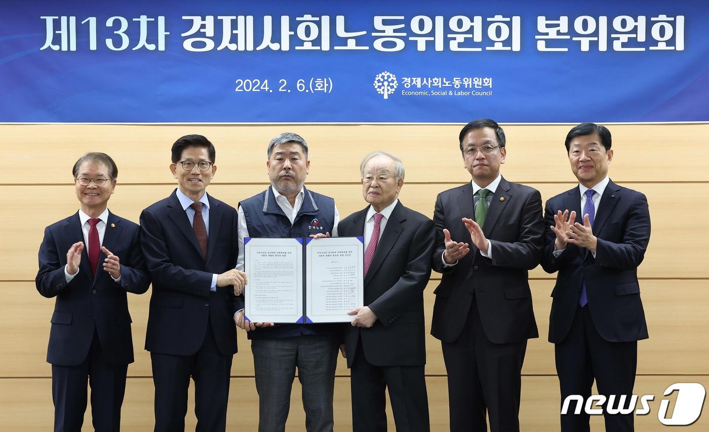 이정식 고용노동부 장관&#40;왼쪽부터&#41;, 김문수 경제사회노동위원회 위원장, 김동명 한국노동조합총연맹 위원장, 손경식 한국경영자총협회 회장, 최상목 경제부총리 겸 기획재정부 장관, 우태희 대한상공회의소 상근부회장이 2월6일 서울 종로구 경제사회노동위원회 대회의실에서 열린 제13차 경제사회노동위원회 본위원회에서 노사정 선언문 서명식을 마친 후 기념촬영을 하고 있다. &#40;공동취재&#41; 2024.2.6/뉴스1 ⓒ News1 이광호 기자