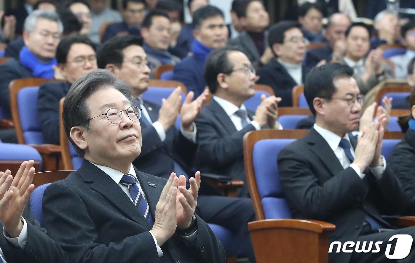 이재명 더불어민주당 대표 및 의원들이 6일 오후 서울 여의도 국회에서 열린 의원총회에서 박수를 치고 있다. 2024.2.6/뉴스1 ⓒ News1 임세영 기자