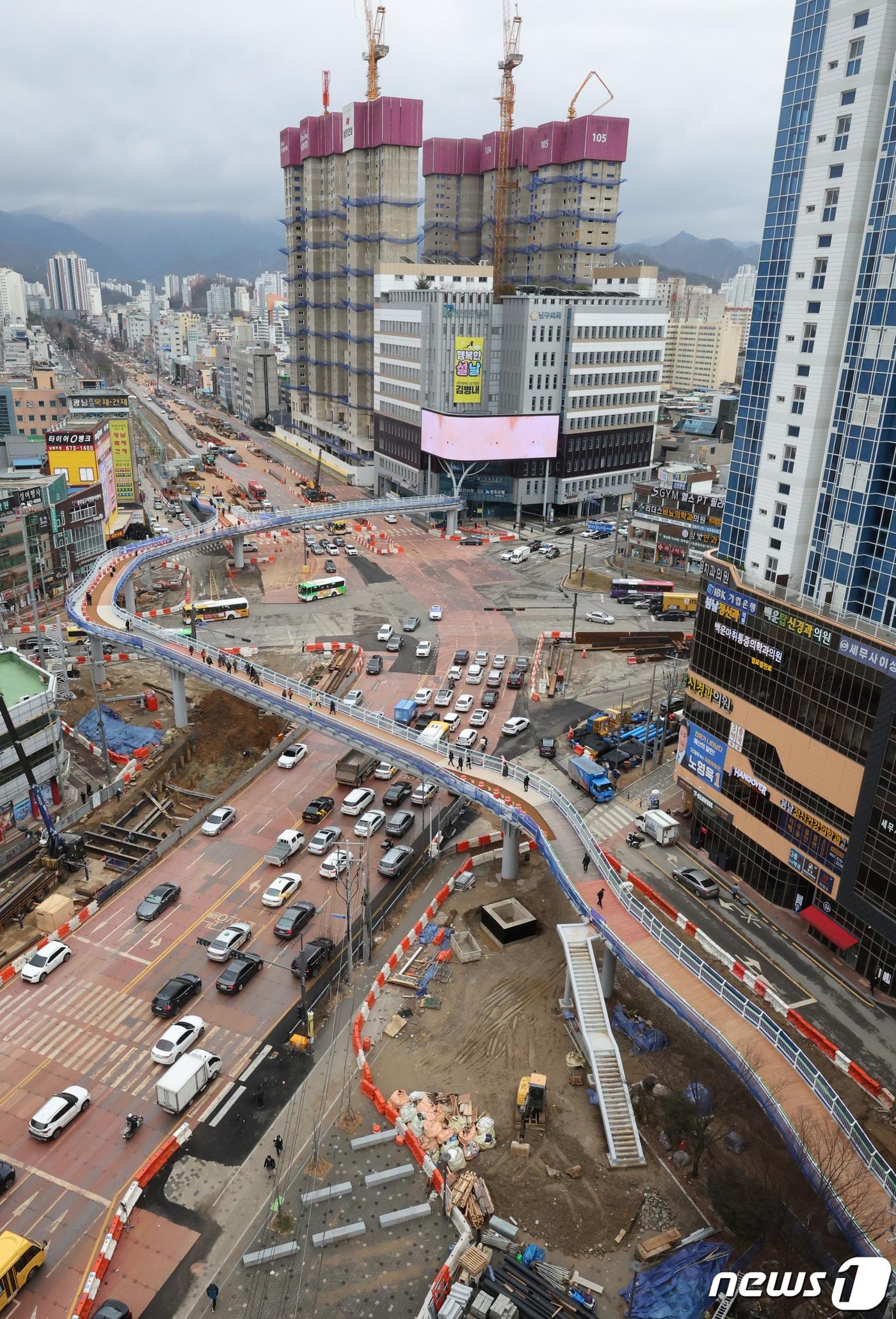 광주 남구 백운광장 일대와 푸른길 공원 산책로를 잇는 공중 보행로 ‘푸른길 브리지’가 6일 임시 개통한가운데 시민들이 보행로를 이용하고 있다. 이 육교는 길이 350m, 폭이 최대 7m로 4월말 완공을 목표로 한다. 2024.2.6/뉴스1 ⓒ News1 김태성 기자