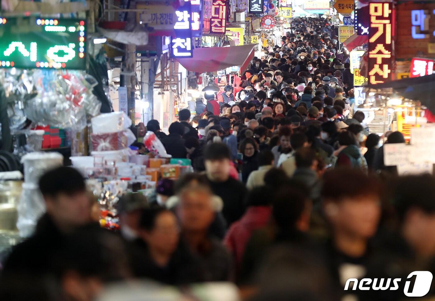 설 명절 연휴를 앞둔 6일 오후 부산 부산진구 부전시장이 제수용품을 구입하려는 시민들로 북적이고 있다. 2024.2.6/뉴스1 ⓒ News1 윤일지 기자