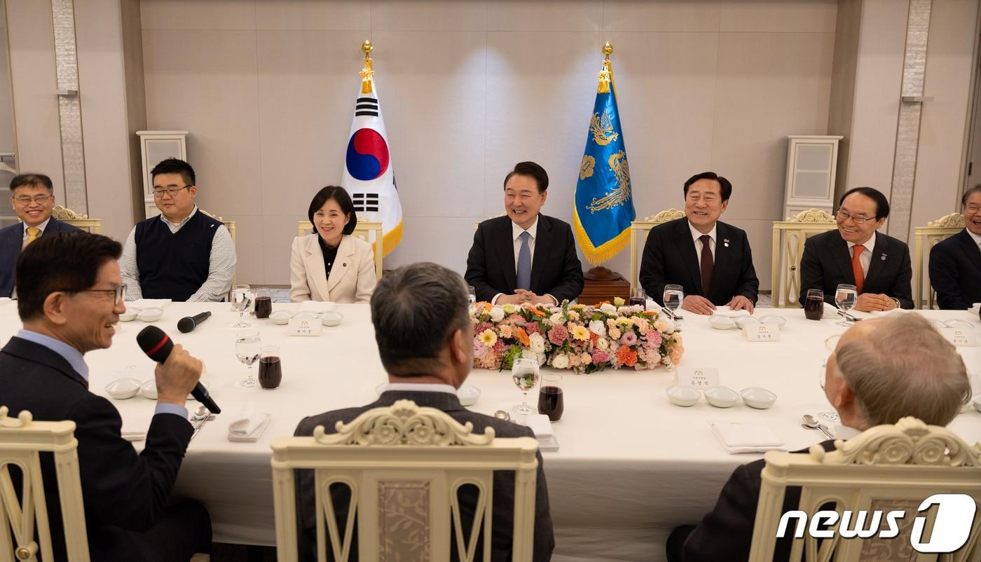 윤석열 대통령이 6일 용산 대통령실 청사에서 열린 경제사회노동위원회 위원 격려 오찬에서 김문수 위원장의 발언을 경청하고 있다. &#40;대통령실 제공&#41; 2024.2.6/뉴스1 ⓒ News1 오대일 기자