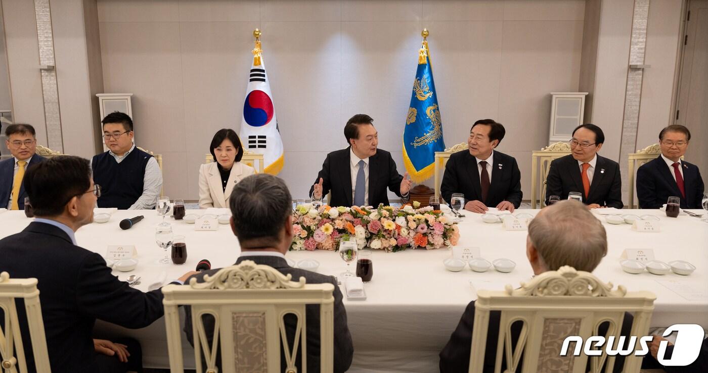 윤석열 대통령이 6일 용산 대통령실 청사에서 열린 경제사회노동위원회 위원 격려 오찬에서 참석자들과 대화하고 있다. &#40;대통령실 제공&#41; 2024.2.6/뉴스1 ⓒ News1 오대일 기자