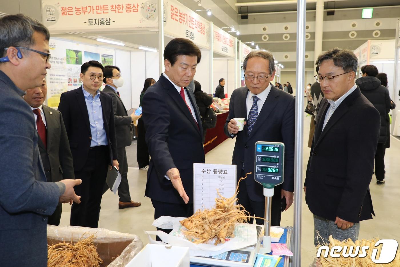  지난 2일 창원시 창원컨벤션센터에서 열린 금산인삼&푸드 창원특별전에서 박범인 군수가 수삼에 대해 설명하고 있다.&#40;금산군 제공&#41;/ 뉴스1 ⓒ News1 