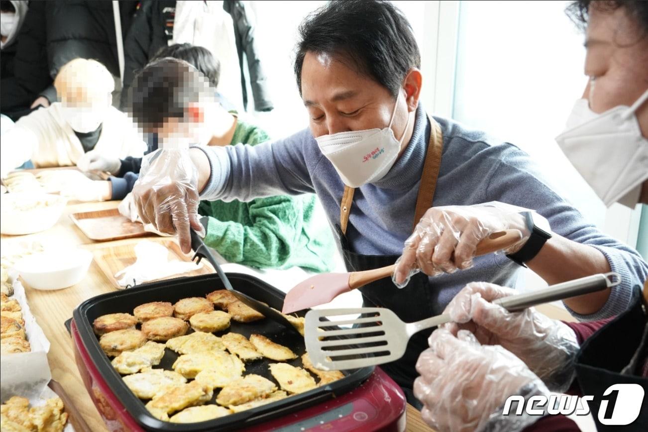  자립준비청년과 함께 음식을 만드는 오세훈 서울시장&#40;서울시 제공&#41;