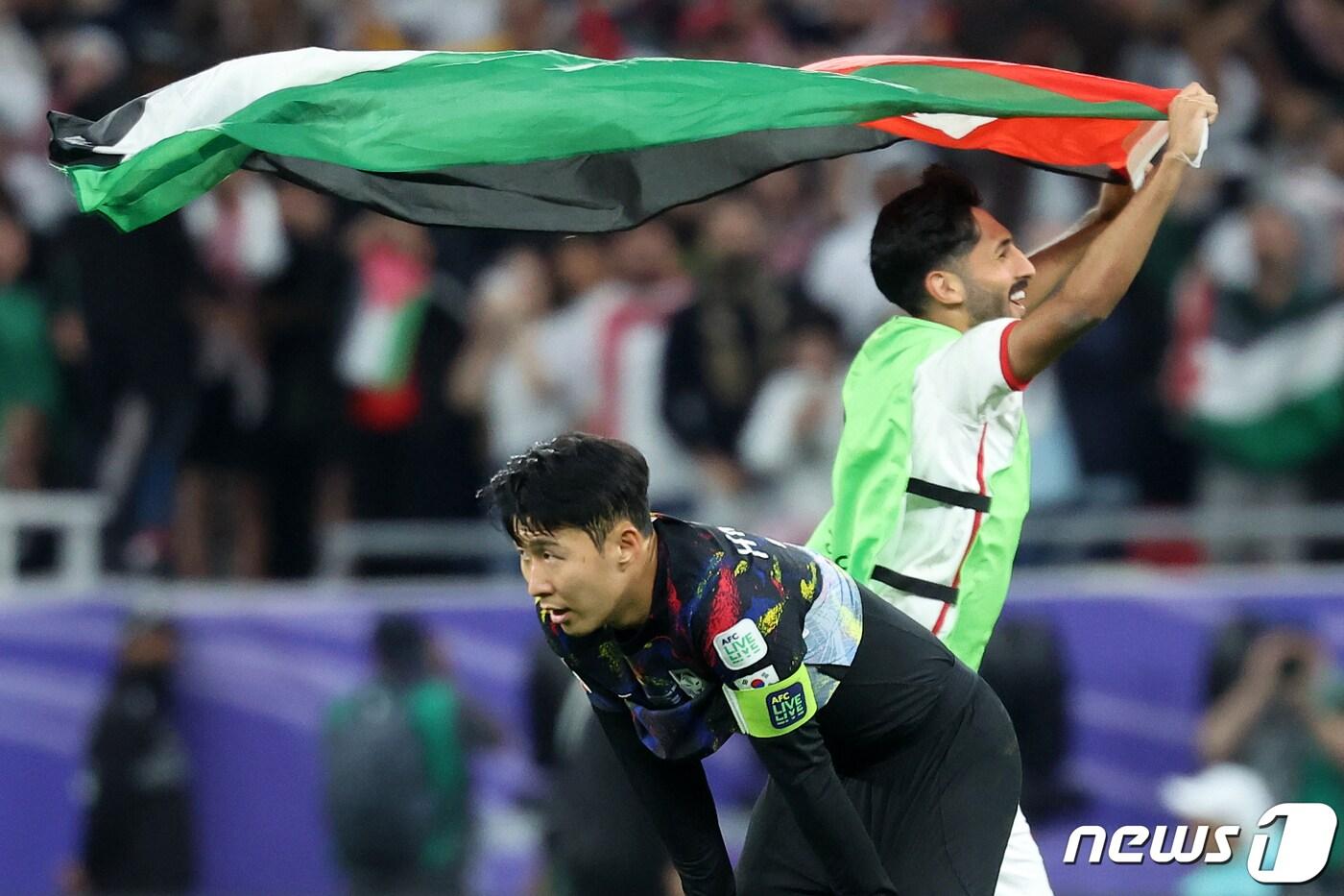 대한민국 축구대표팀 손흥민이 6일&#40;현지시간&#41; 카타르 알라이얀 아흐메드 빈 알리 스타디움에서 열린 2023 아시아축구연맹&#40;AFC&#41; 카타르 아시안컵 준결승 요르단과 대한민국의 경기에서 0-2로 패배하며 결승 진출이 좌절된 후 아쉬워하고 있다. 2024.2.7/뉴스1 ⓒ News1 김성진 기자