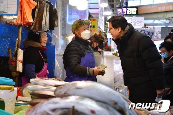 박형준 부산시장이 2일 부전마켓타운을 찾아 상인들과 이아기 하고 있다&#40;부산시청 제공&#41;