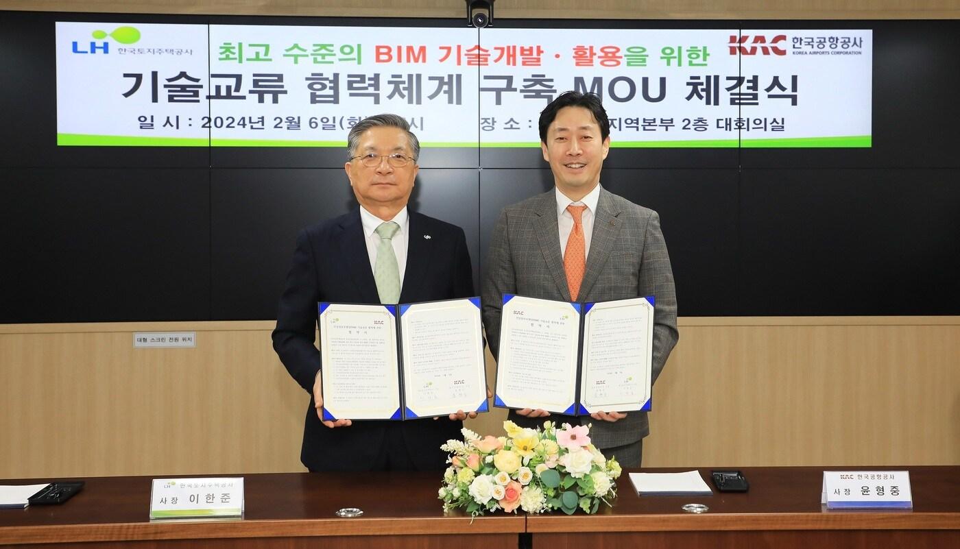 6일 한국토지주택공사&#40;LH&#41; 서울지역본부에서 열린 BIM 기술교류 협력체계 구축 MOU 체결식”에서 이한준 LH 사장&#40;왼쪽&#41;이 윤형중 한국공항공사 사장&#40;오른쪽&#41;과 기념촬영을 하고 있다./LH 제공