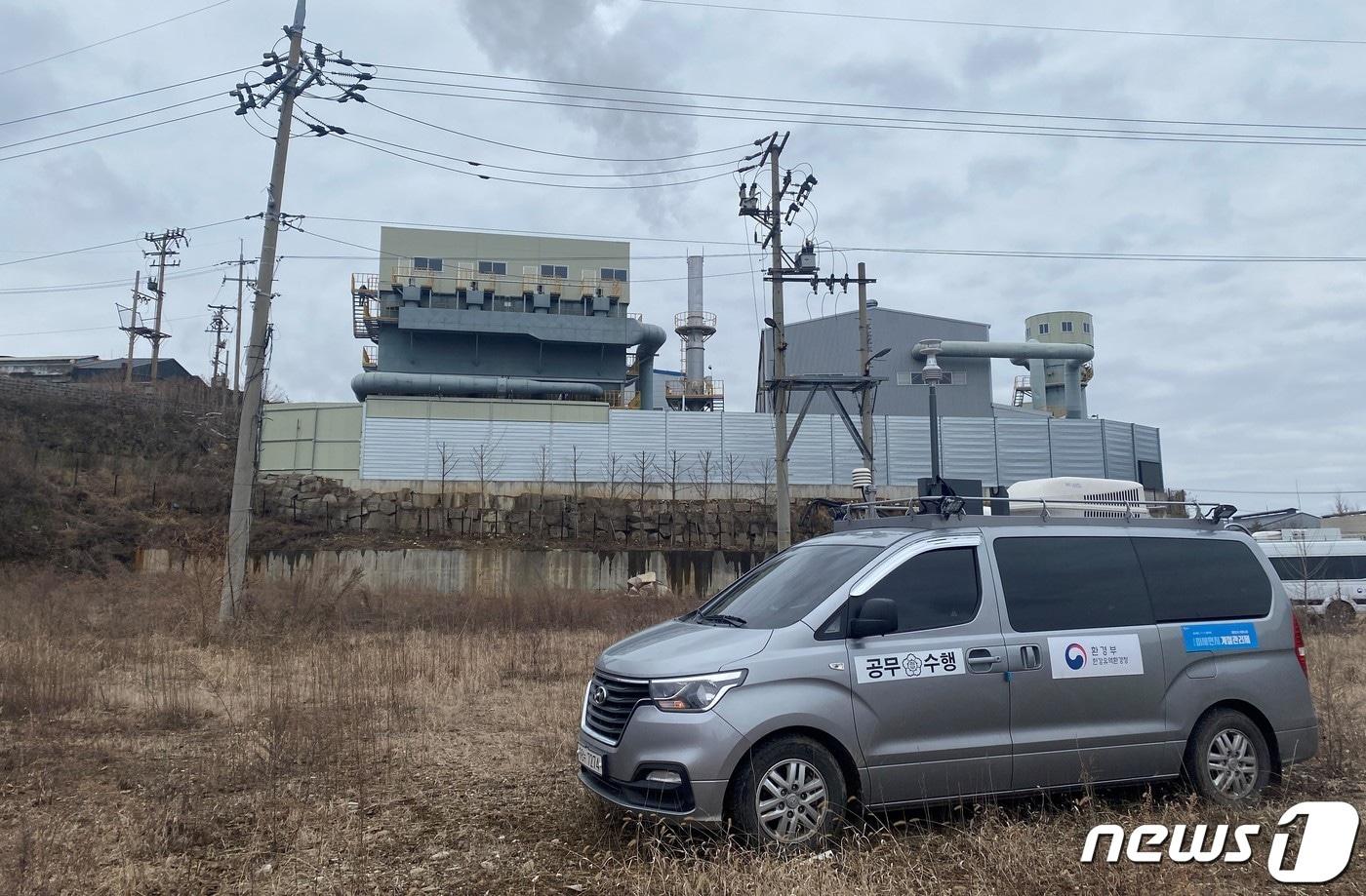 한강청 환경감시단이 지난 6일 경기 연천 청산대전산업단지 일대를 이동측정차량으로 모니터링 하고 있는 모습.&#40;한강청 제공&#41;