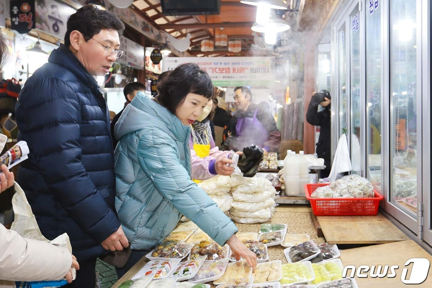 이상일 시장이 6일 부인과 함께 용인중앙시장에서 제수용품을 구매하고 있다.&#40;용인시 제공&#41;