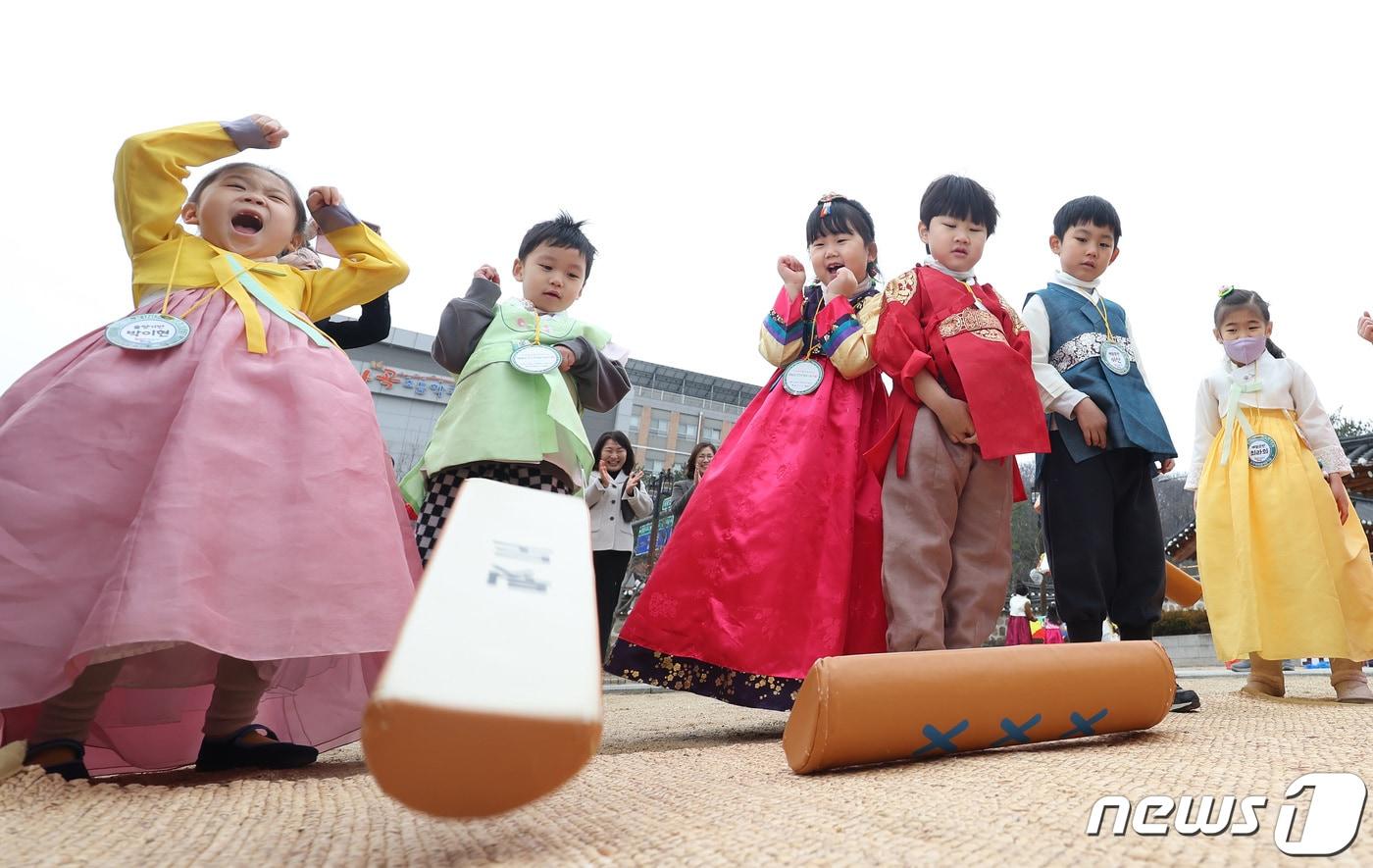 설 연휴를 앞둔 7일 오전 서울 강남구 못골한옥어린이도서관에서 열린 서당에서 만나는 설날 전통놀이 행사에서 어린이들이 윷놀이를 하며 즐거운 시간을 보내고 있다. 2024.2.7/뉴스1 ⓒ News1 김민지 기자