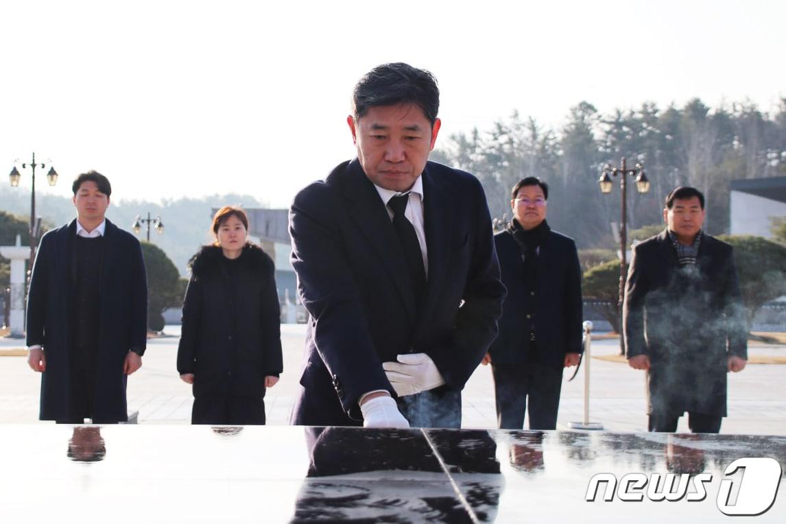 22대 총선 광주 북구갑 경선 후보로 확정된 조오섭 더불어민주당 의원&#40;광주 북구갑&#41;이 7일 국립5.18민주묘지를 참배하고 있다. &#40;조오섭의원실 제공&#41;2024.2.7/뉴스1 