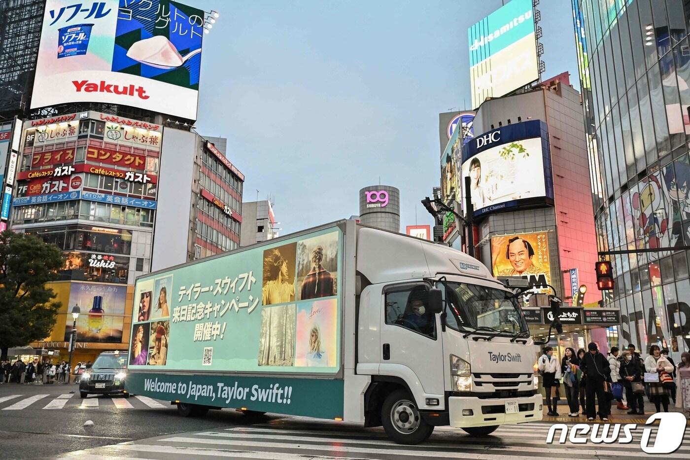6일 일본 도쿄 시부야 스크램블 교차로에서 팝 가수 테일러 스위프트의 일본 공연을 알리는 광고 트럭이 지나가고 있다. 2024.02.06/ ⓒ AFP=뉴스1 ⓒ News1 권진영 기자