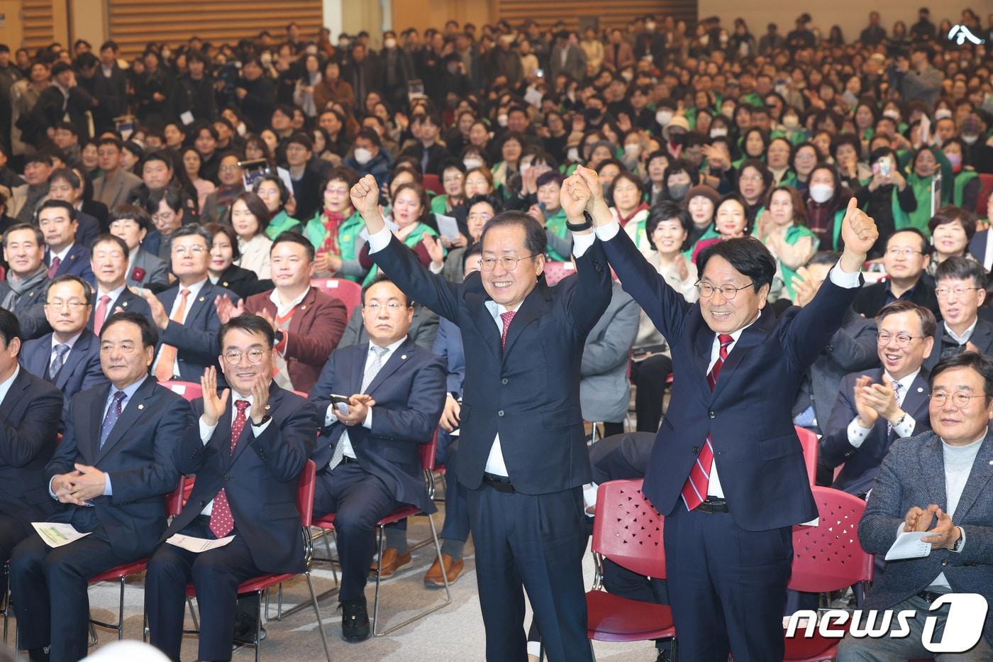 강기정 광주시장과 홍준표 대구시장이 7일 광주시와 대구시 주최로 광주 김대중컨벤션센터에서 열린 ‘달빛철도특별법 통과 기념식’에서 참석자들에게 손들어 인사를 하고 있다. 2024.2.7/뉴스1 ⓒ News1 김태성 기자