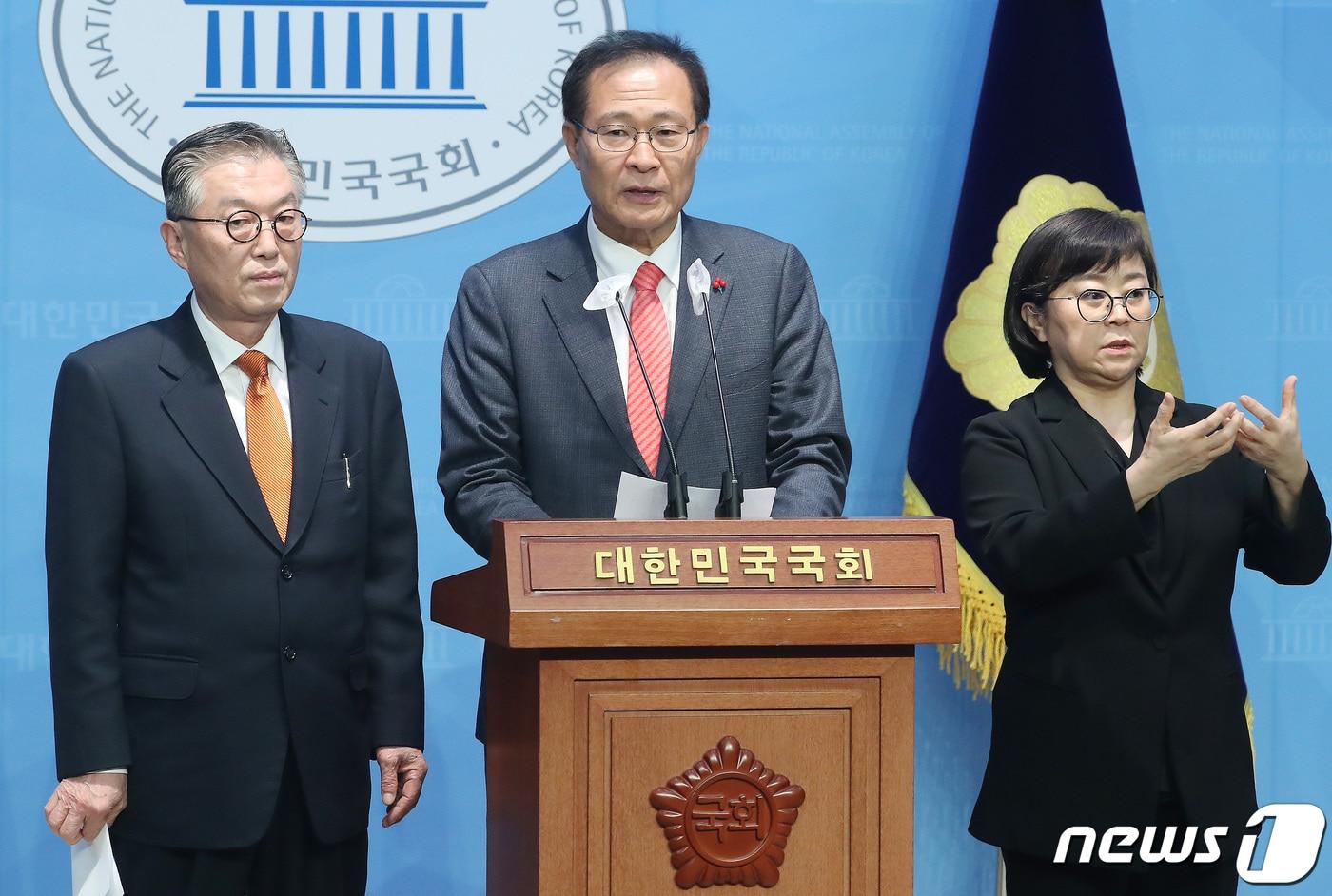 문병호 개혁신당 국민통합위원장&#40;오른쪽&#41;이 7일 오후 서울 여의도 국회 소통관에서 제22대 국회의원선거&#40;총선&#41; 인천 부평갑 출마선언 기자회견을 하고 있다. 안영근 전 의원&#40;왼쪽&#41;은 인천 남동갑 출마 선언을 했다. 2024.2.7/뉴스1 ⓒ News1 임세영 기자