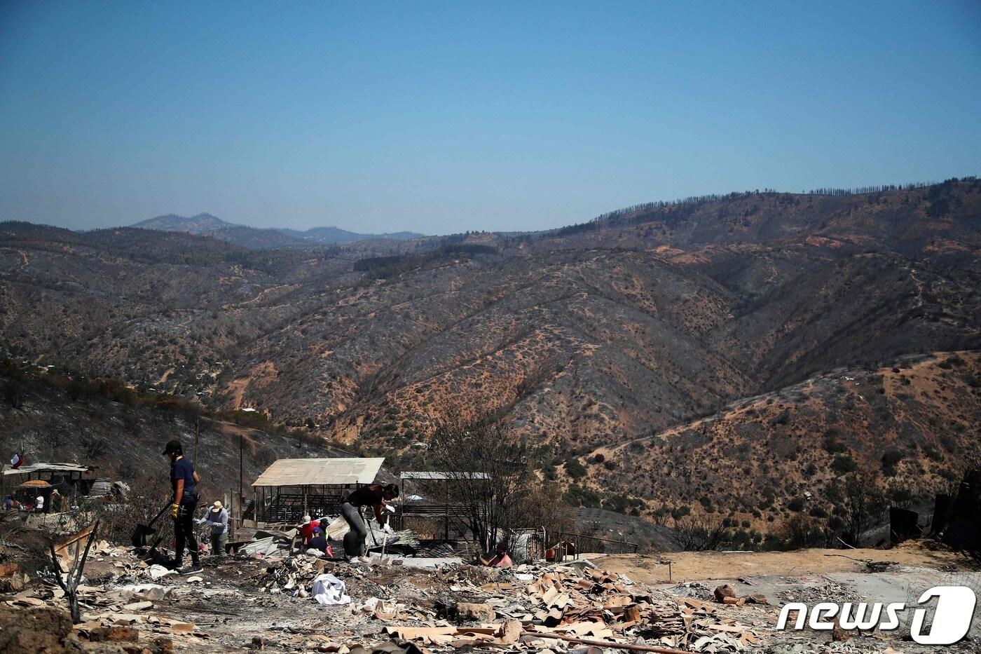 6일&#40;현지시간&#41; 칠레 킬푸에 지역의 한 산이 산불로 까맣게 탄 모습. 2024.02.06 ⓒ AFP=뉴스1 ⓒ News1 정지윤 기자