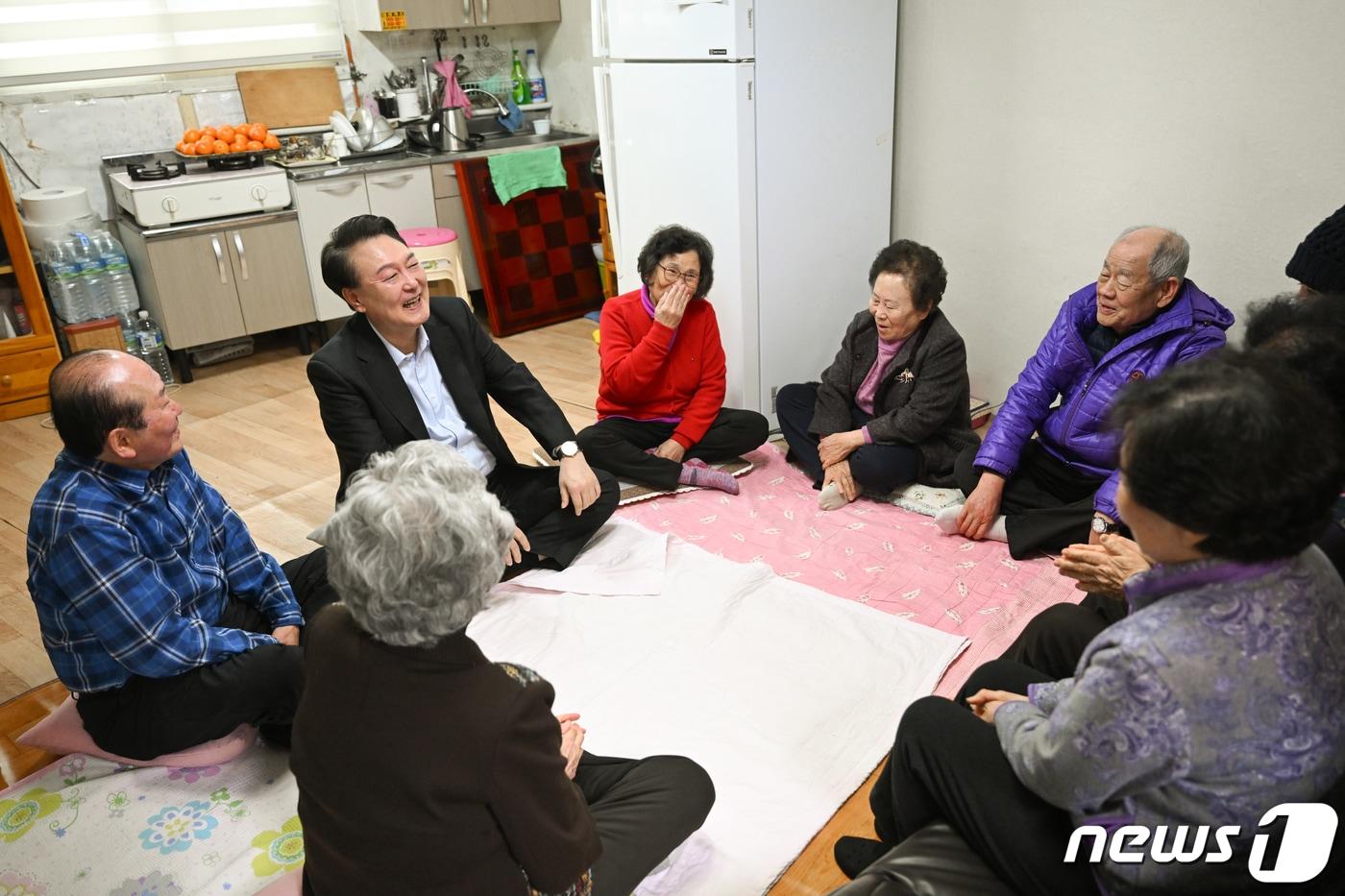 윤석열 대통령이 설 명절을 앞둔 7일 서울 강북구의 한 미등록 경로당을 방문해 어르신들과 대화를 나누고 있다. &#40;대통령실 제공&#41; 2024.2.7/뉴스1 ⓒ News1 오대일 기자