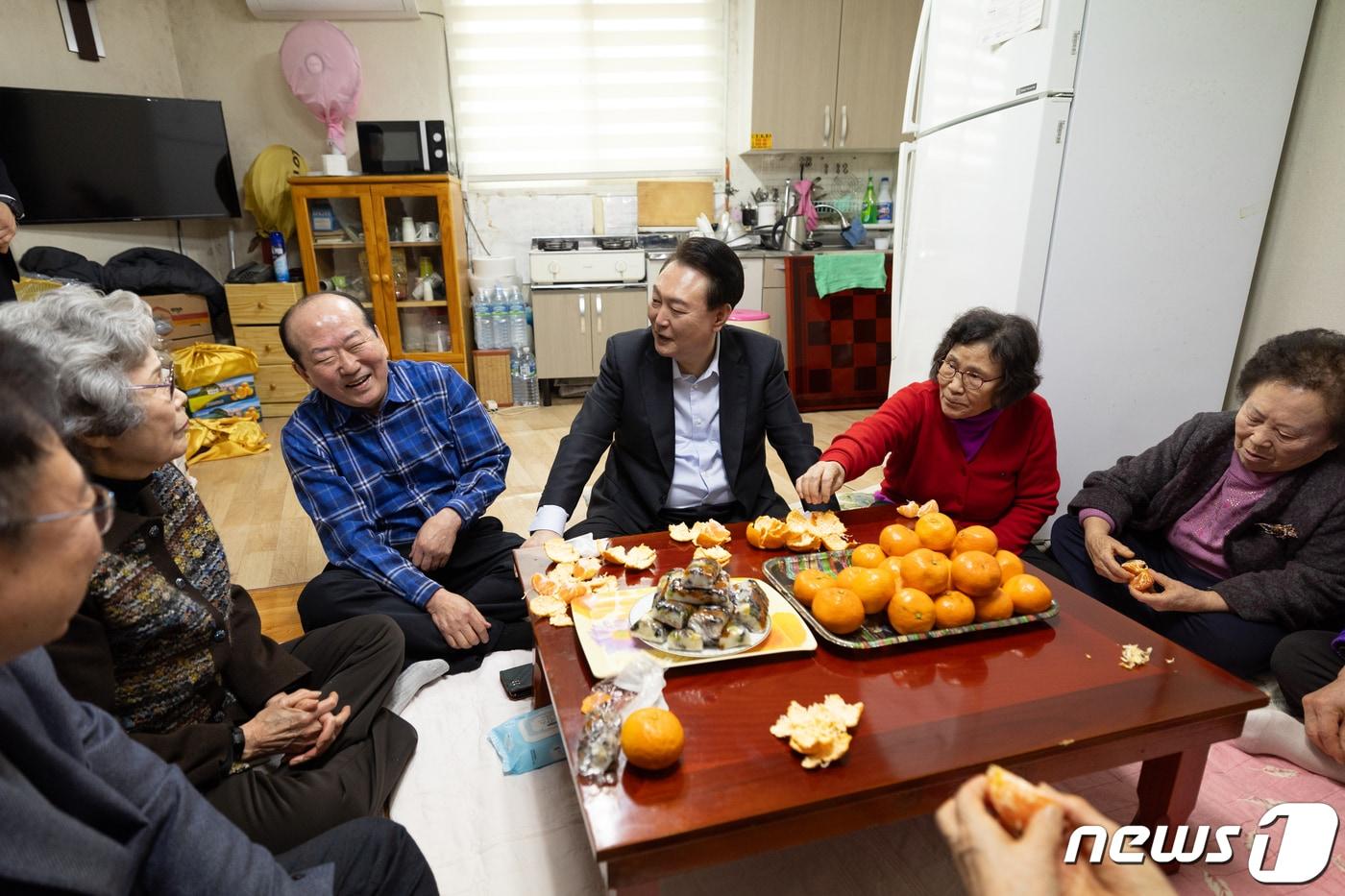 윤석열 대통령이 설 명절을 앞둔 7일 서울 강북구의 한 미등록 경로당을 방문해 어르신들과 대화를 나누고 있다. &#40;대통령실 제공&#41; 2024.2.7/뉴스1 ⓒ News1 오대일 기자