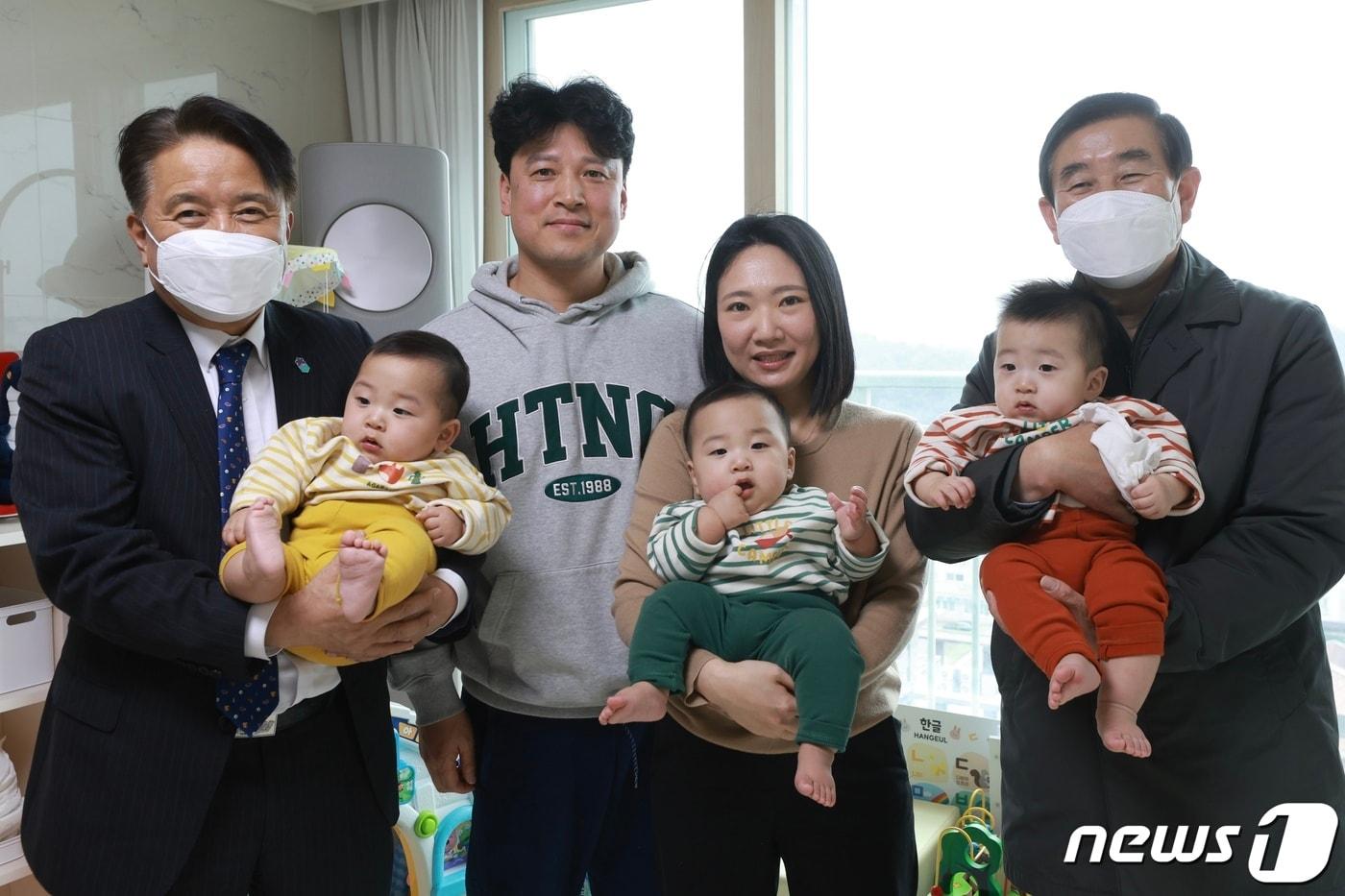  7일 김영환 충북지사&#40;왼쪽&#41;가 조길형 시장&#40;오른쪽&#41;과 함께 충주시 대소원면 세쌍둥이 가정을 방문해 다자녀 가구 양육 실태를 살핀 뒤 기념사진을 촬영하고 있다.&#40;충북도 제공&#41;2024.2.7/뉴스1 