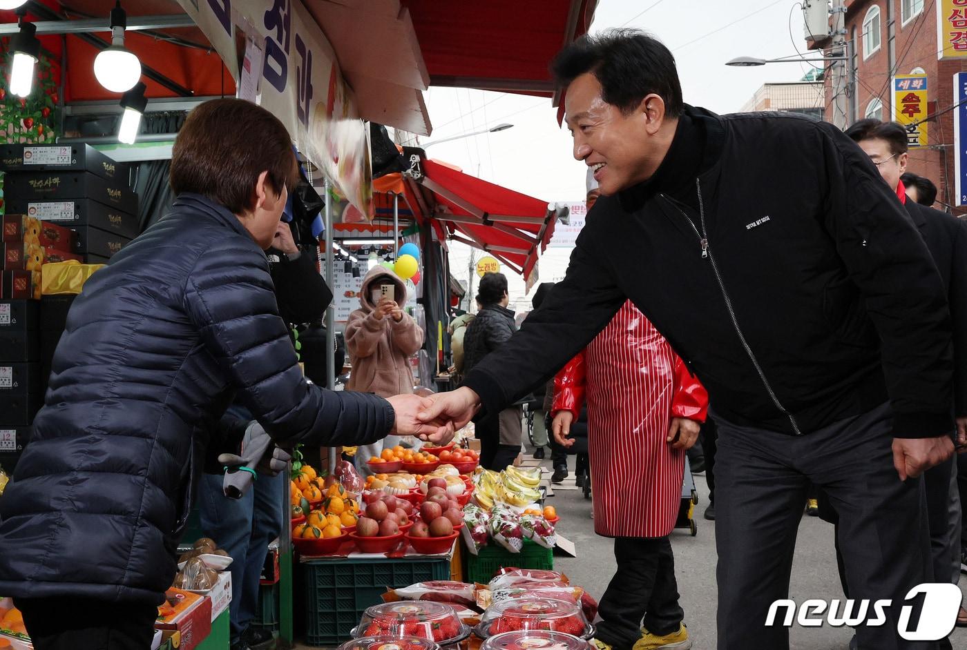 오세훈 서울시장이 설 연휴를 앞둔 7일 오후 서울 양천구 신영시장을 방문해 상인과 인사를 하고 있다. 2024.2.7/뉴스1 ⓒ News1 장수영 기자