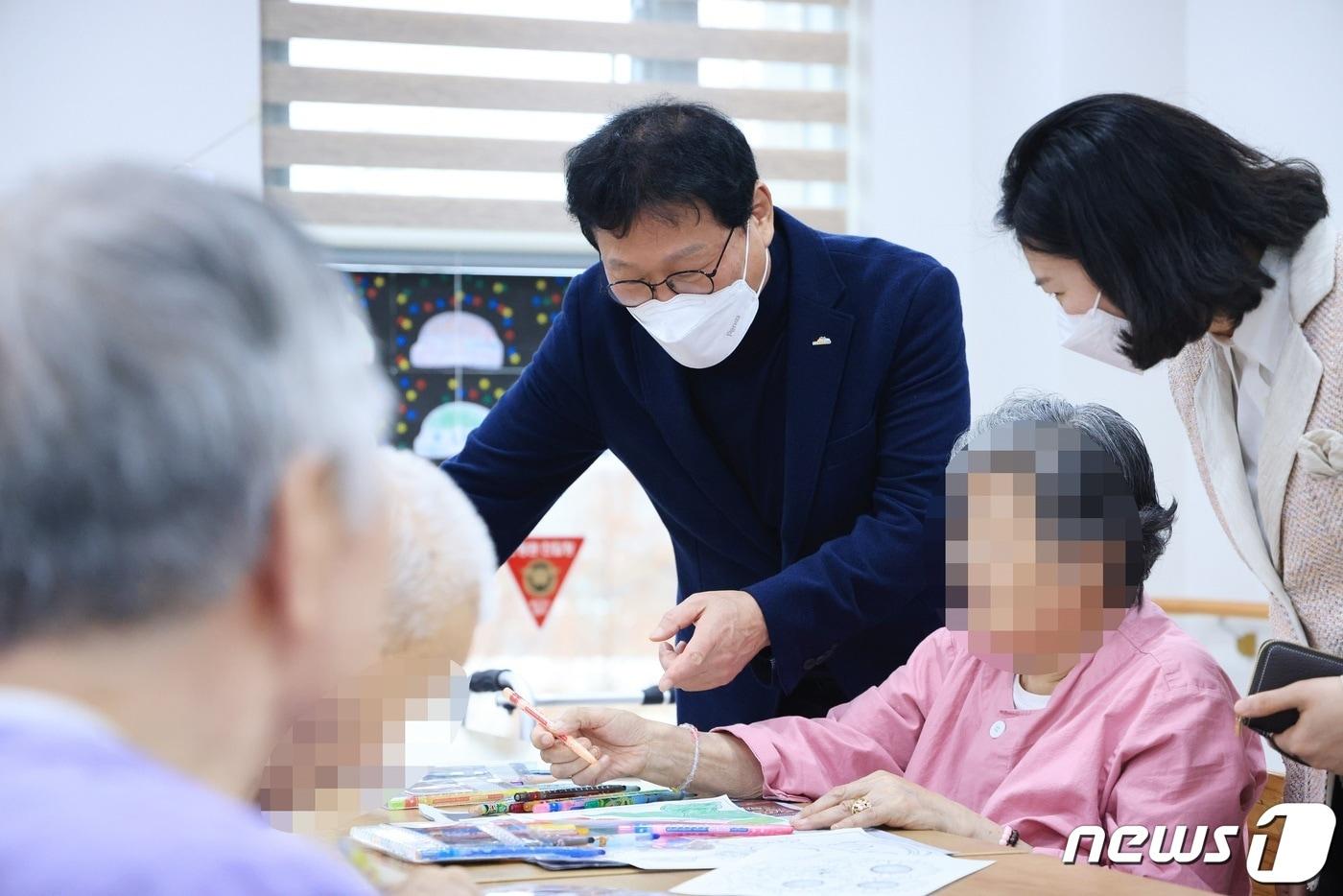 김대권 대구 수성구청장이 설을 앞두고 노인복지시설을 방문해 어르신들의 안부를 확인하고 있다. &#40;대구 수성구 제공&#41;