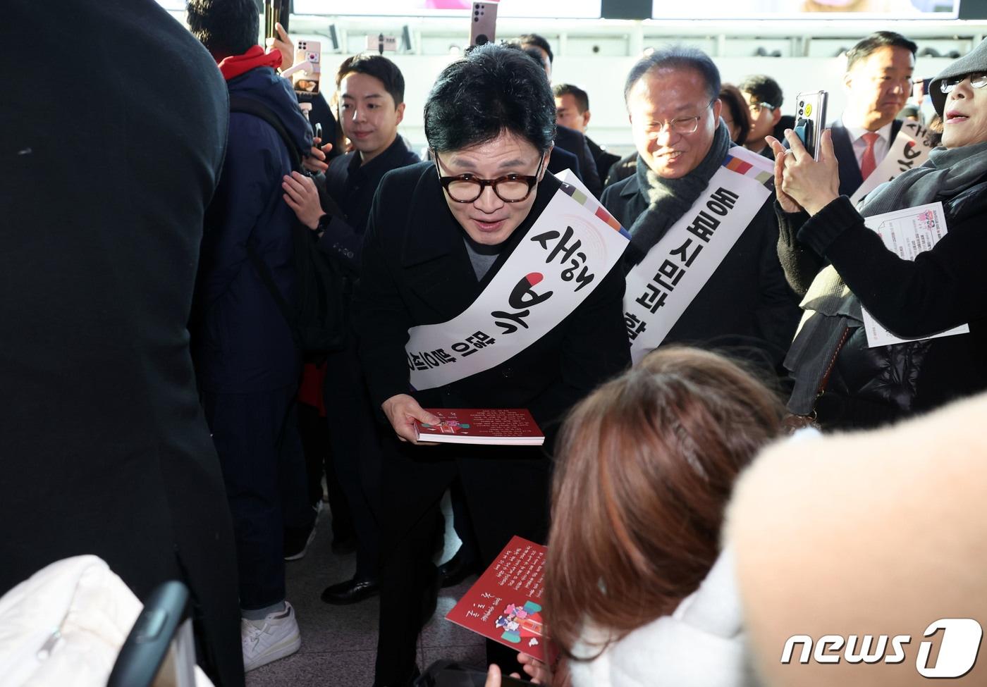 한동훈 국민의힘 비상대책위원장이 설 명절을 앞둔 8일 오전 서울역에서 귀성하는 시민들과 인사를 나누고 있다. &#40;공동취재&#41; 2024.2.8/뉴스1 ⓒ News1 임세영 기자