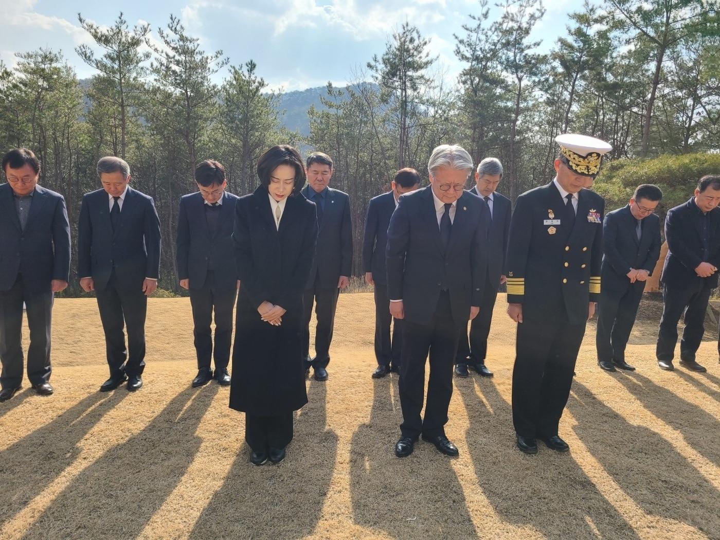 장혜선 롯데장학재단 이사장과 이훈 평화포럼 단장 및 관계자가 고 신격호 회장 울산 선영을 방문해 서거 4주기 추모식을 하고 있다&#40;롯데 재단 제공&#41;.