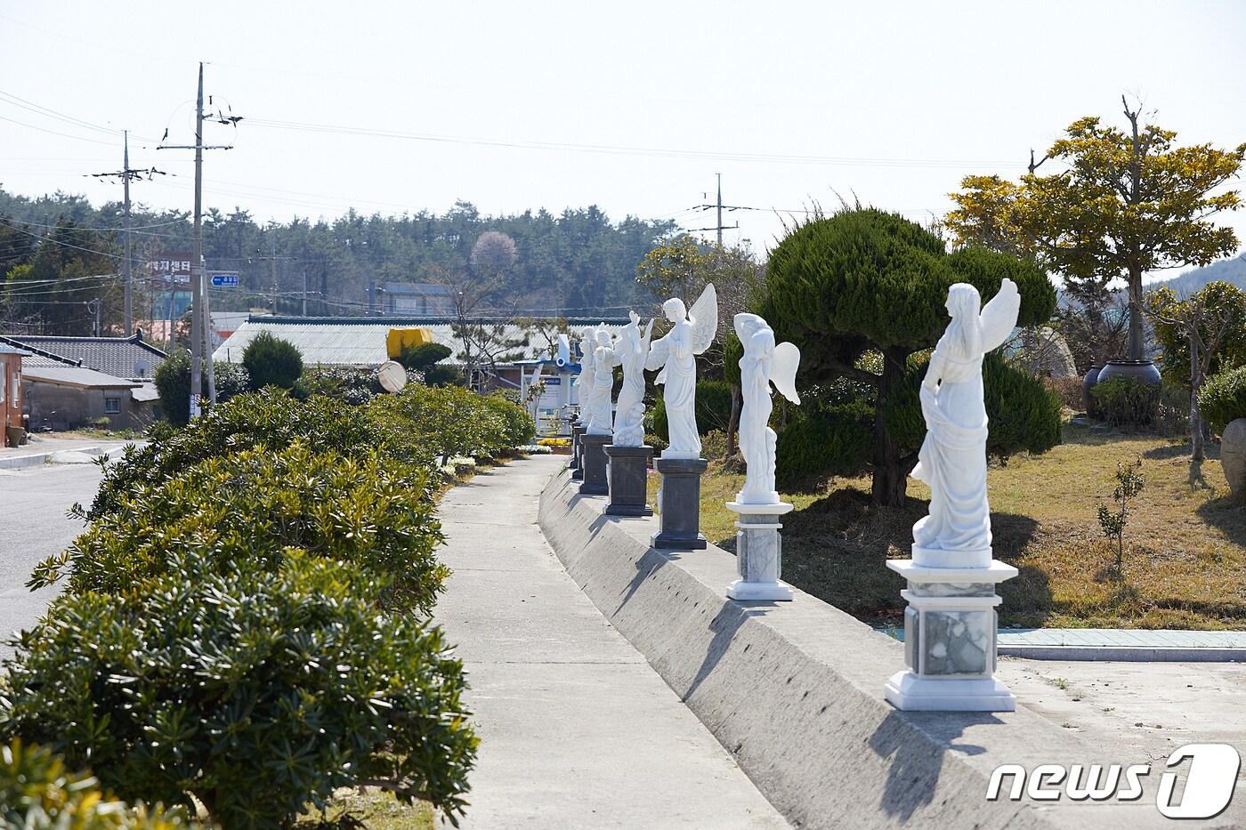 전남 신안군 하의도 야외 조각 미술관에 설치된 천사 조각작품 모습. &#40;신안군 제공&#41; 2024.2.8/뉴스1 