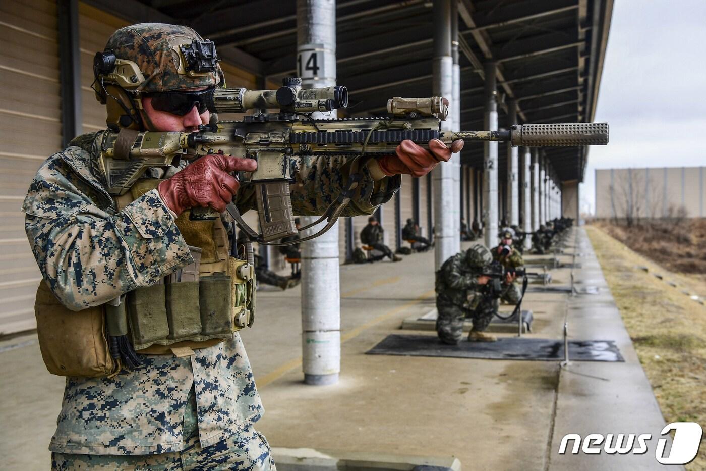 8일 해병대 1사단과 미 해병대가 경북 포항시 남구에 있는 훈련장에서 2024년 첫 KEMP&#40;미 해병대 한국 내 훈련 프로그램&#41;에 참가해 합동 훈련을 전개했다. 6일 사격훈련 중인 미 해병대원 모습. &#40;해병대 1사단제공&#41; 2024.2.8/뉴스1 