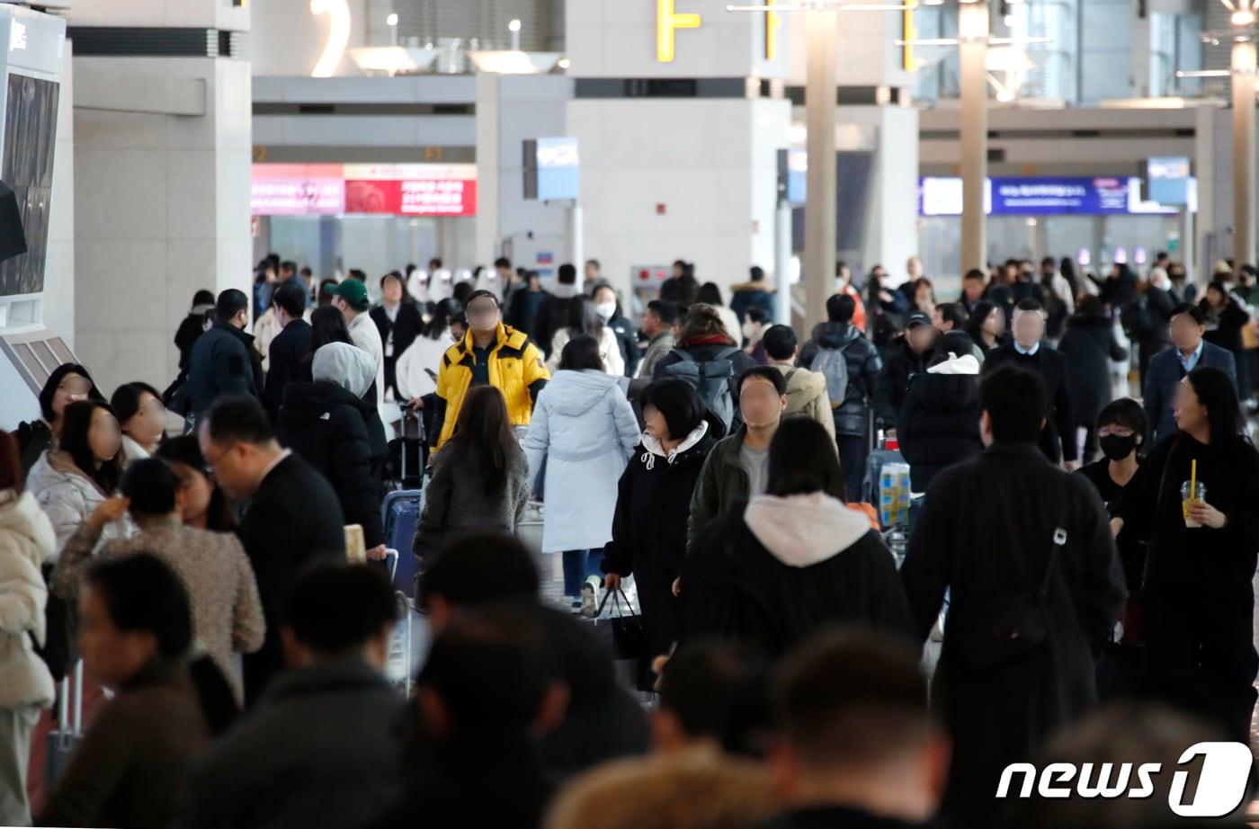 설 연휴를 하루 앞둔 8일 인천국제공항 제1여객터미널 출국장이 이용객들로 붐비고 있다. 인천국제공항공사는 연휴가 시작되는 오는 8일부터 12일까지 닷새간 총 97만6922명이 인천공항을 이용할 것으로 예상했다. 일평균 이용객은 19만5384명으로 지난해 연휴 하루 평균 여객 12만 7537명 대비 53.2% 늘어난 규모다. 이는 2020년 코로나19 팬데믹 이후 명절&#40;설·추석&#41; 연휴 실적 중 최고치에 해당한다. 2024.2.8/뉴스1 ⓒ News1 권현진 기자