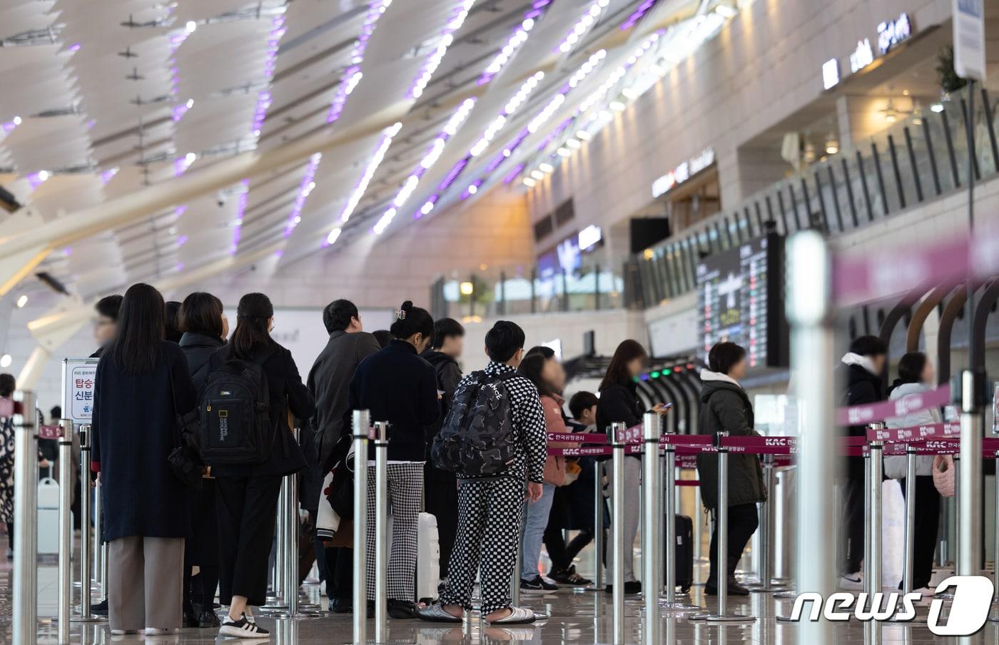 설 연휴를 하루 앞둔 8일 오후 서울 강서구 김포공항 국내선청사가 귀성객과 여행객들로 붐비고 있다. 2024.2.8/뉴스1 ⓒ News1 이재명 기자